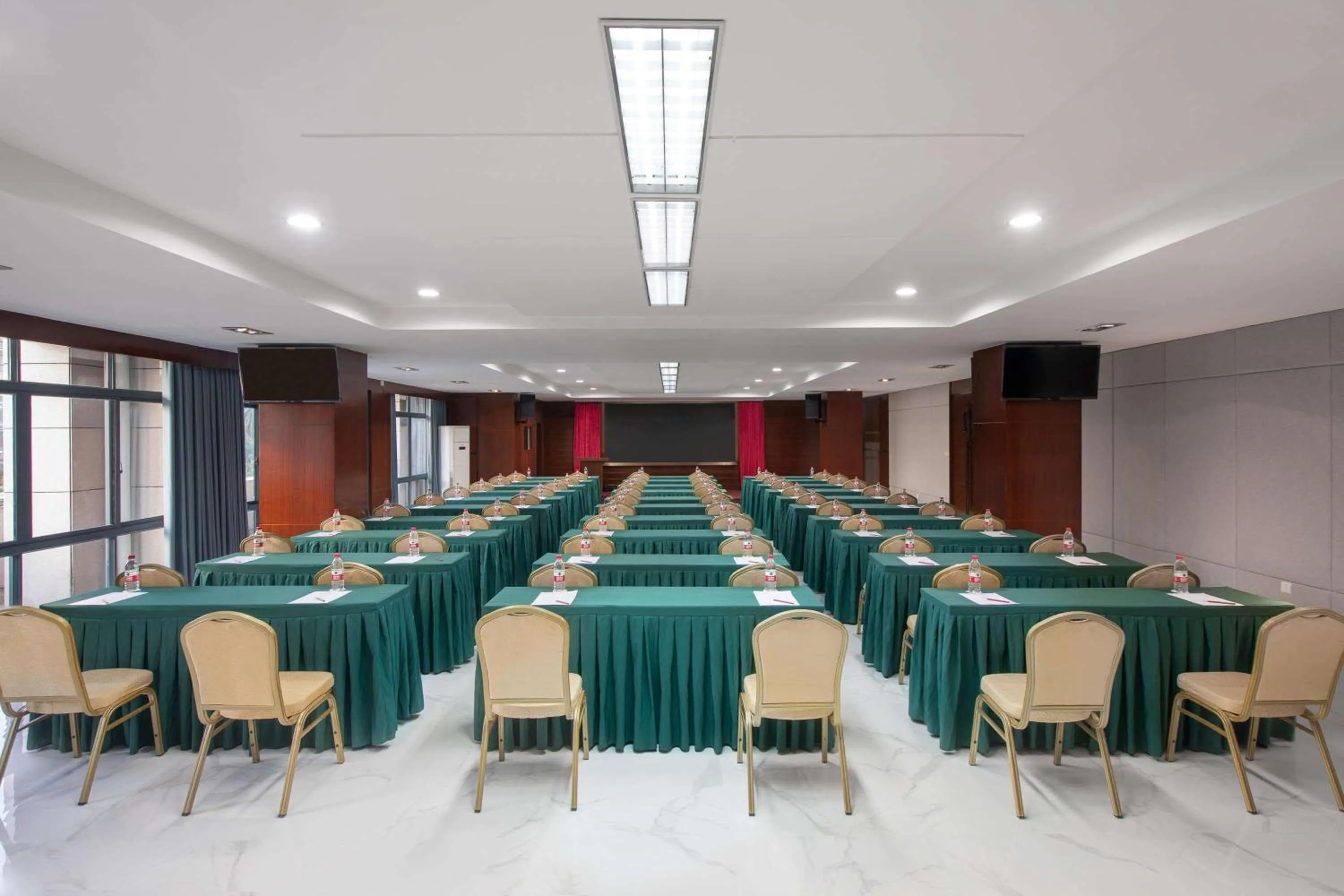 Business facilities in Ramada Encore by Wyndham Qionghai Downtown