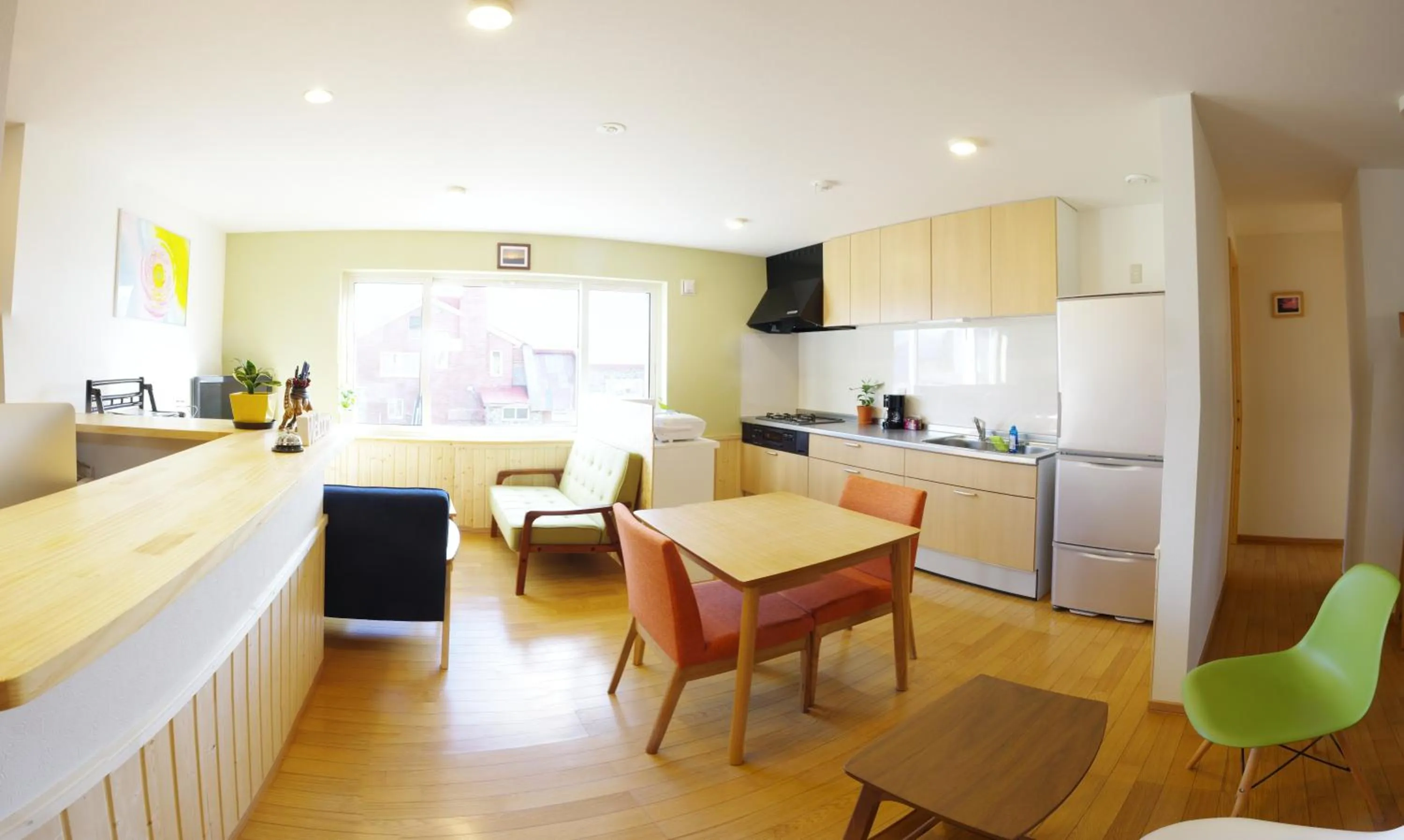 Communal lounge/ TV room in Niseko Guesthouse Nalu.