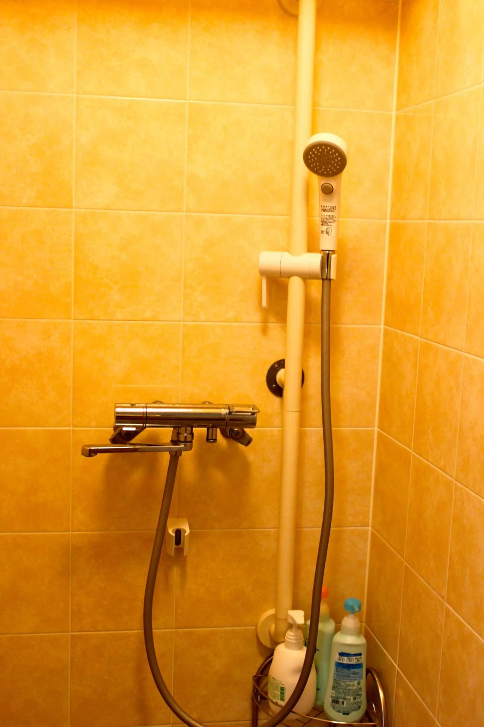 Shower in Niseko Guesthouse Nalu.