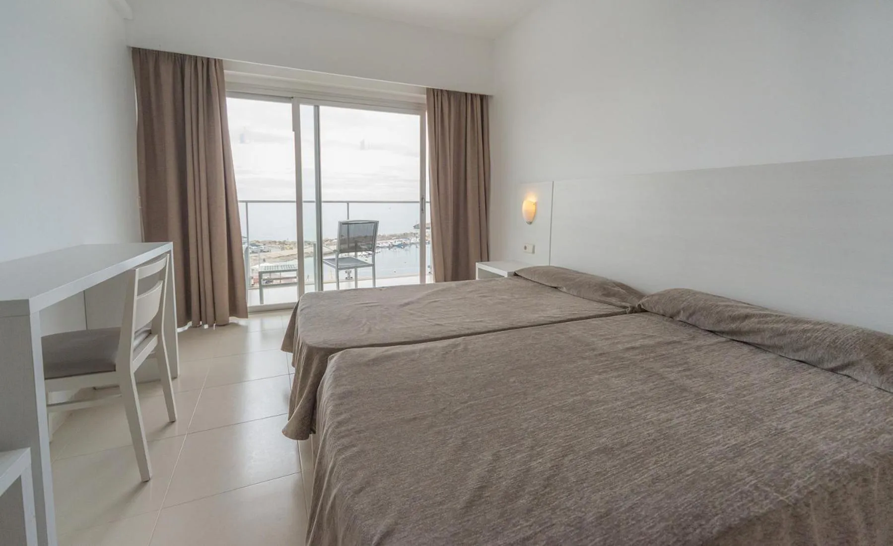 Balcony/Terrace, Bed in Apartamentos Embat