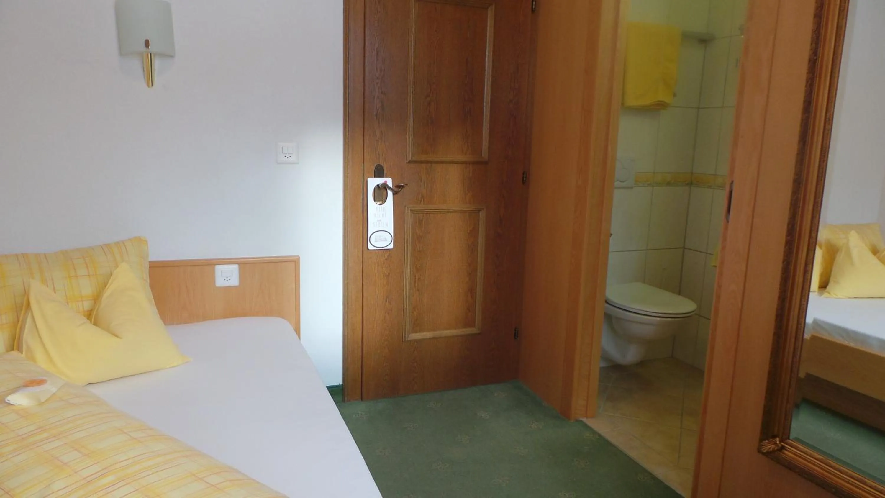 Photo of the whole room, Bed in Sonnenhotel Soldanella Sonneck