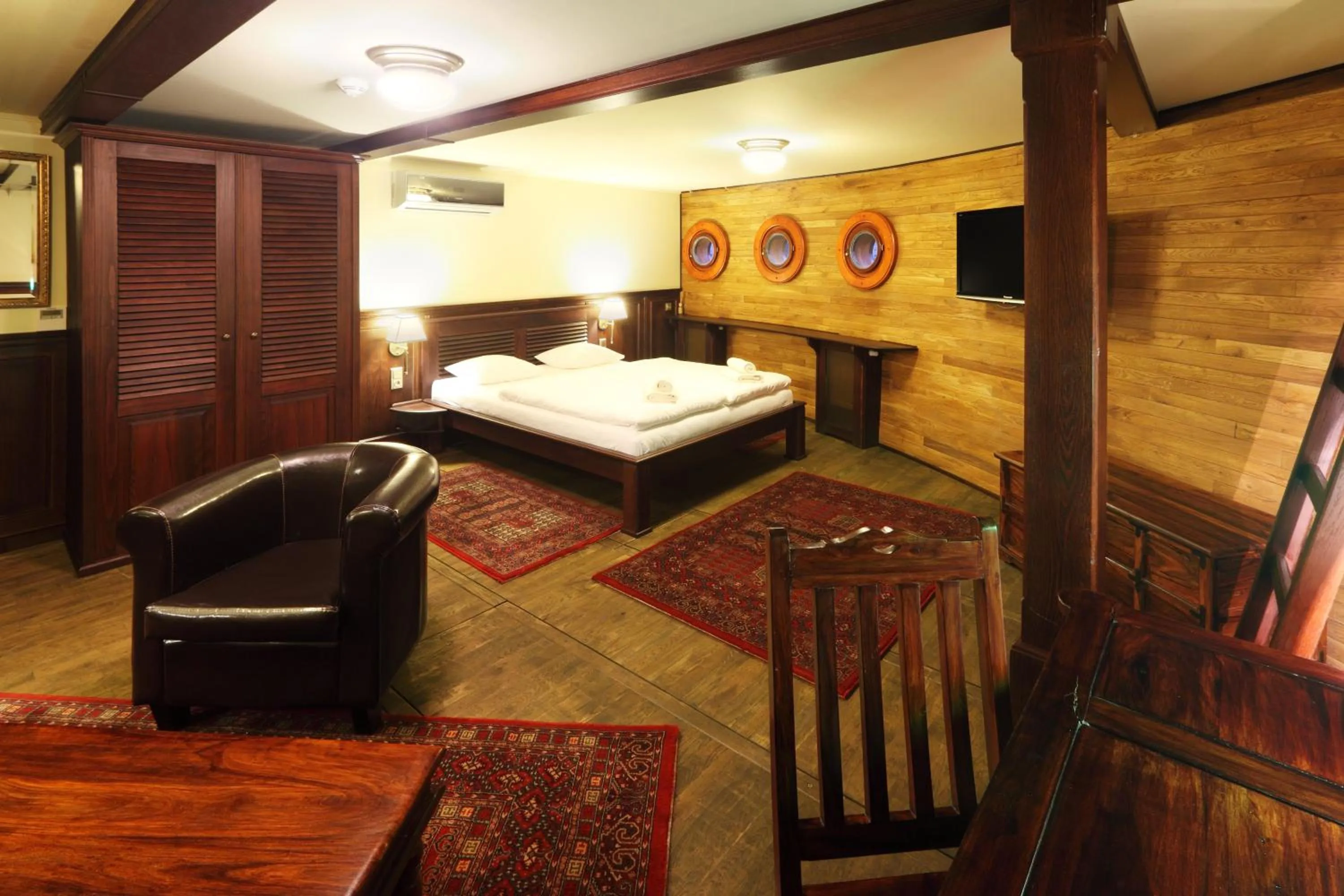 Photo of the whole room, Bed in Boat Hotel Matylda