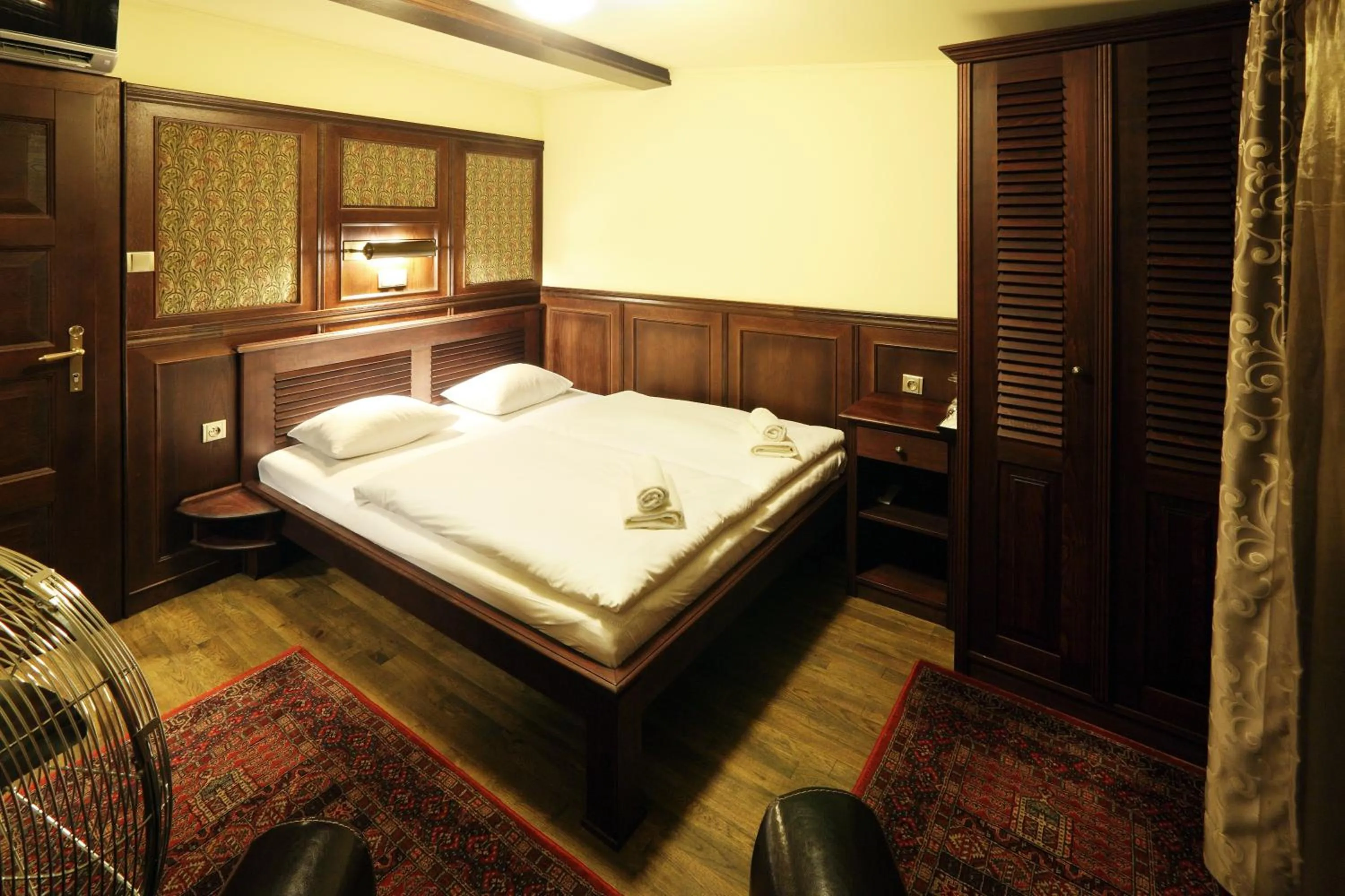 Photo of the whole room, Bed in Boat Hotel Matylda