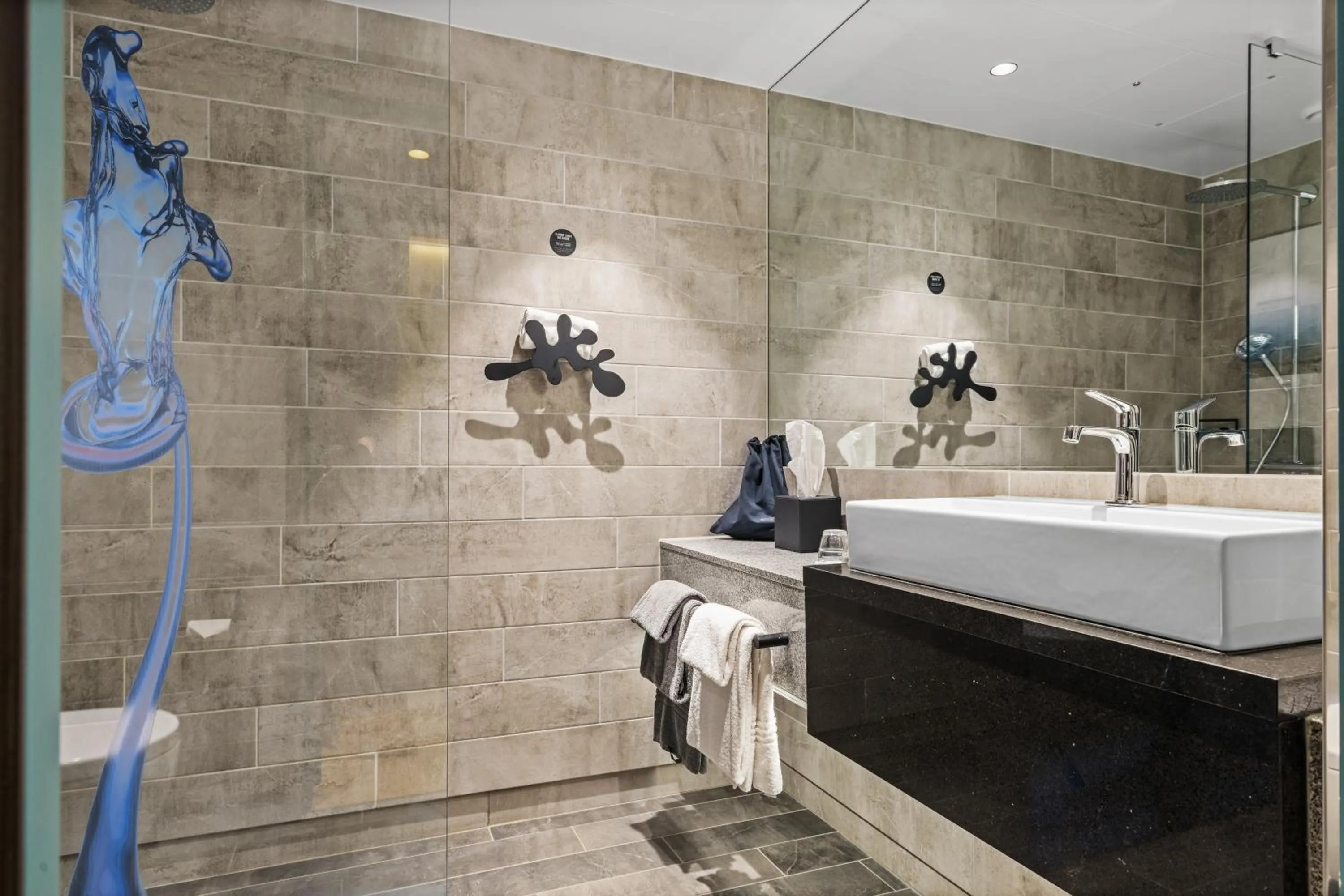 Shower in Clarion Hotel The Hub