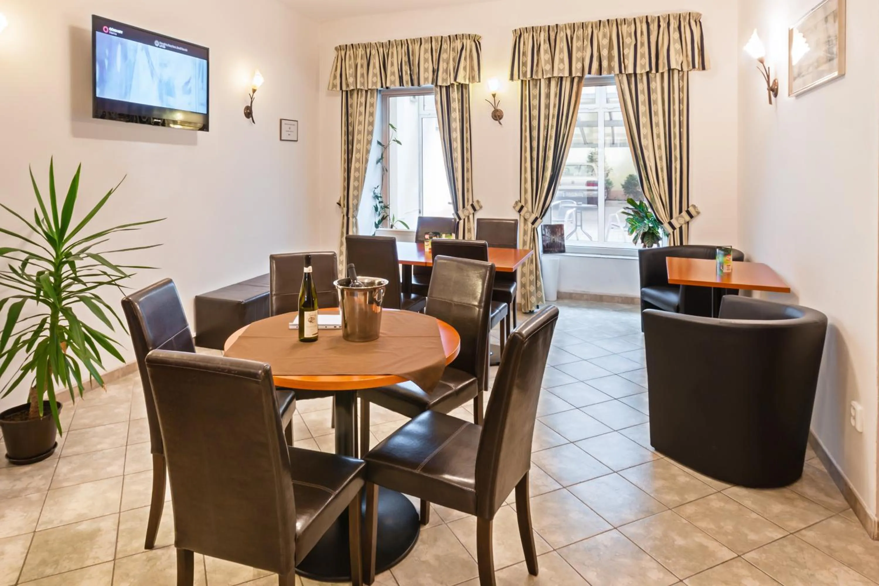 Restaurant/places to eat in Augustus et Otto Hotel