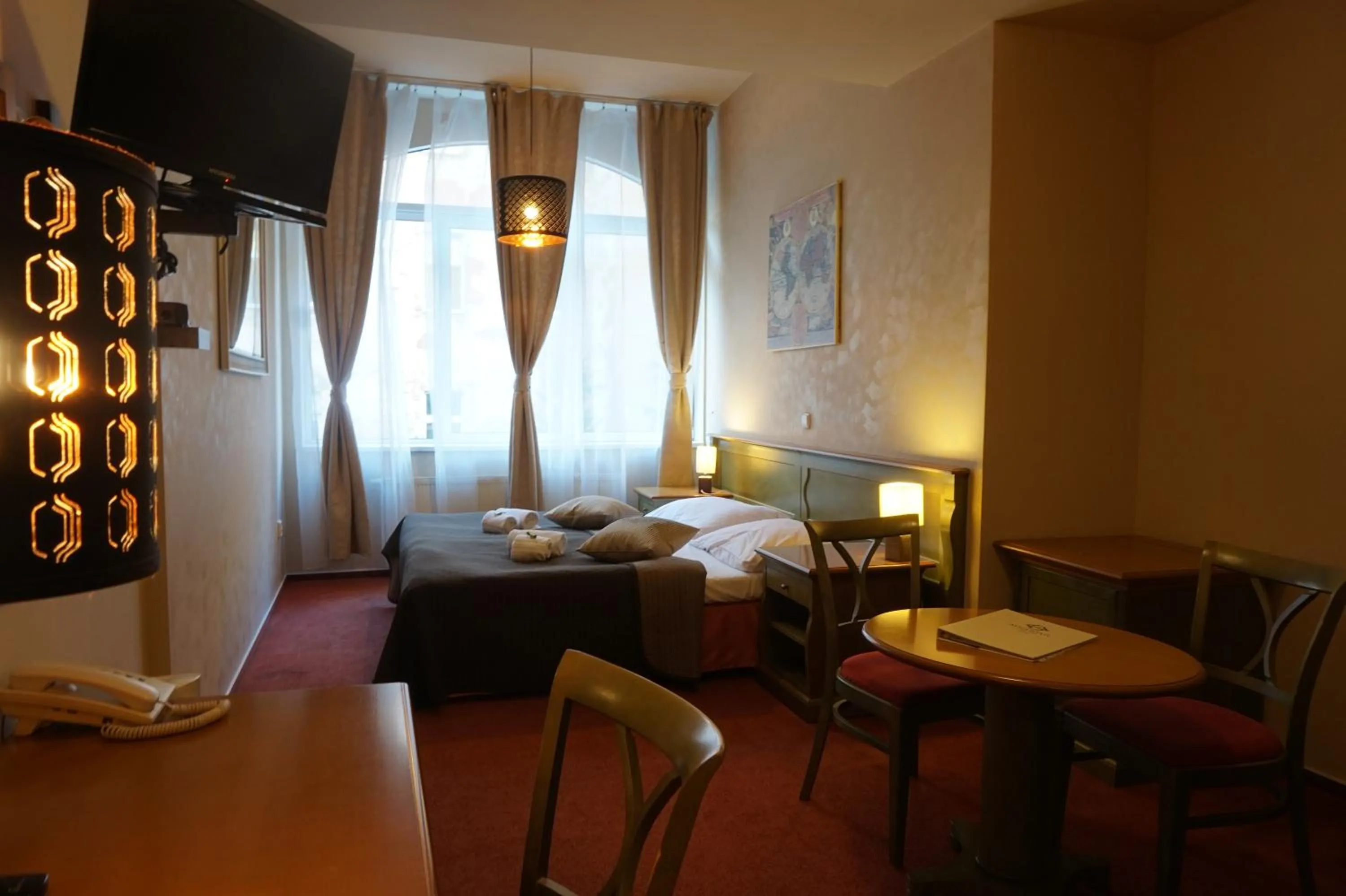 Photo of the whole room, Bed in Augustus et Otto Hotel
