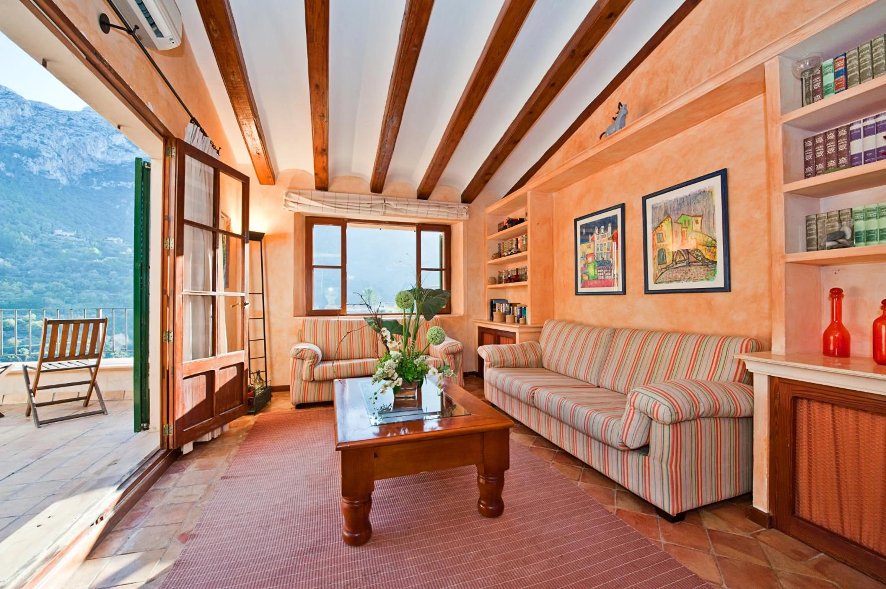 Communal lounge/ TV room in Hotel y Apartamentos DES PUIG