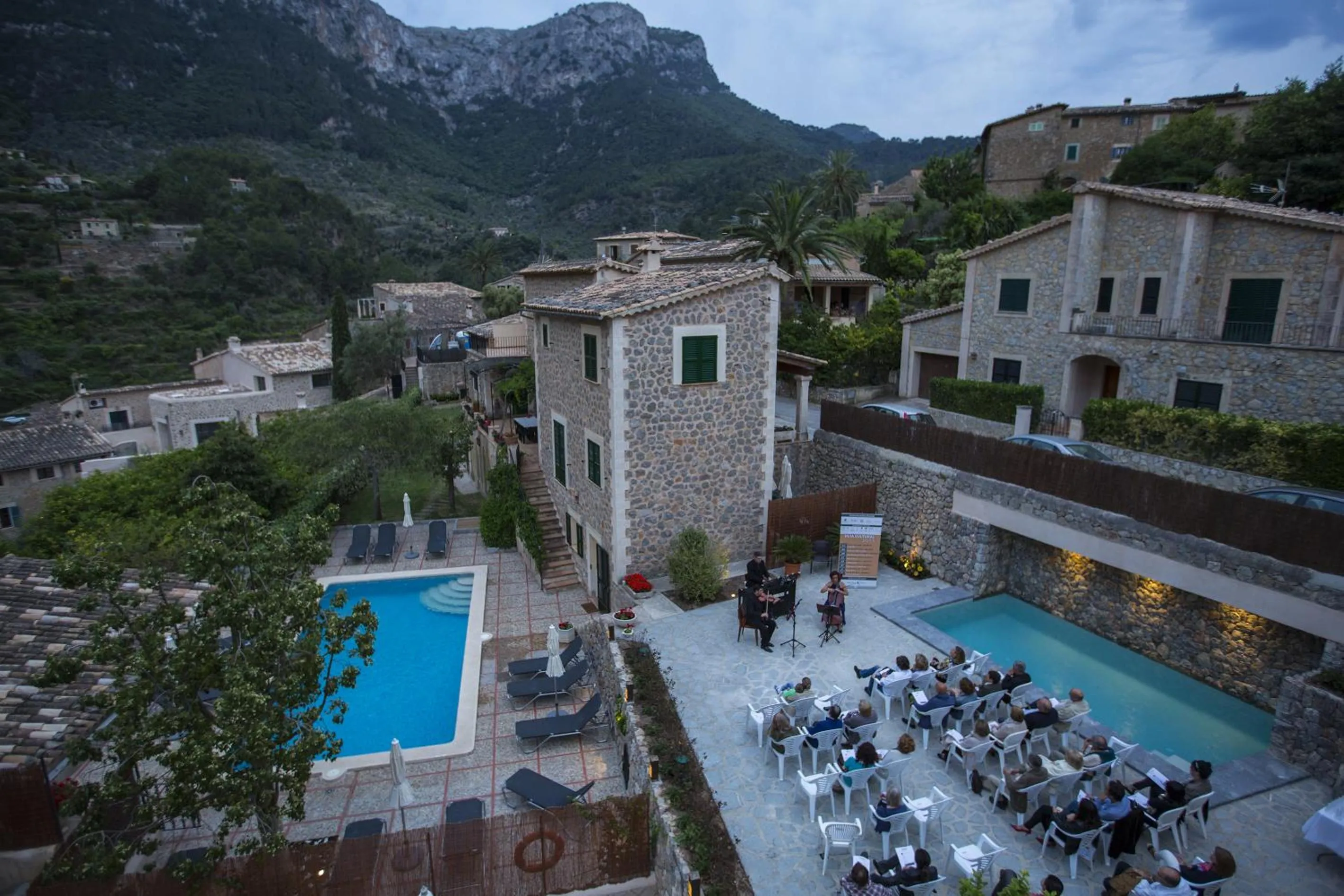 Evening entertainment in Hotel y Apartamentos DES PUIG