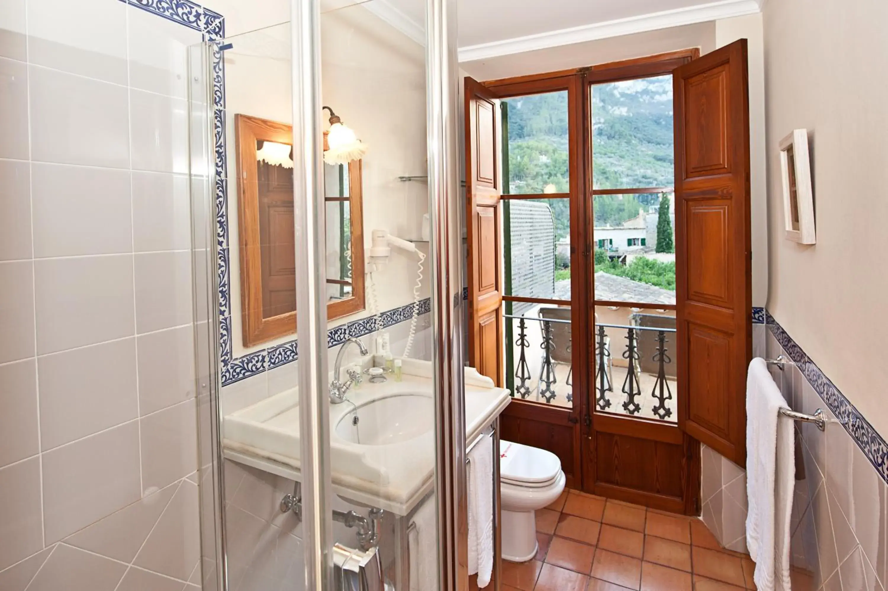 Twin Room in Hotel y Apartamentos DES PUIG Twin Room in Hotel y Apartamentos DES PUIG