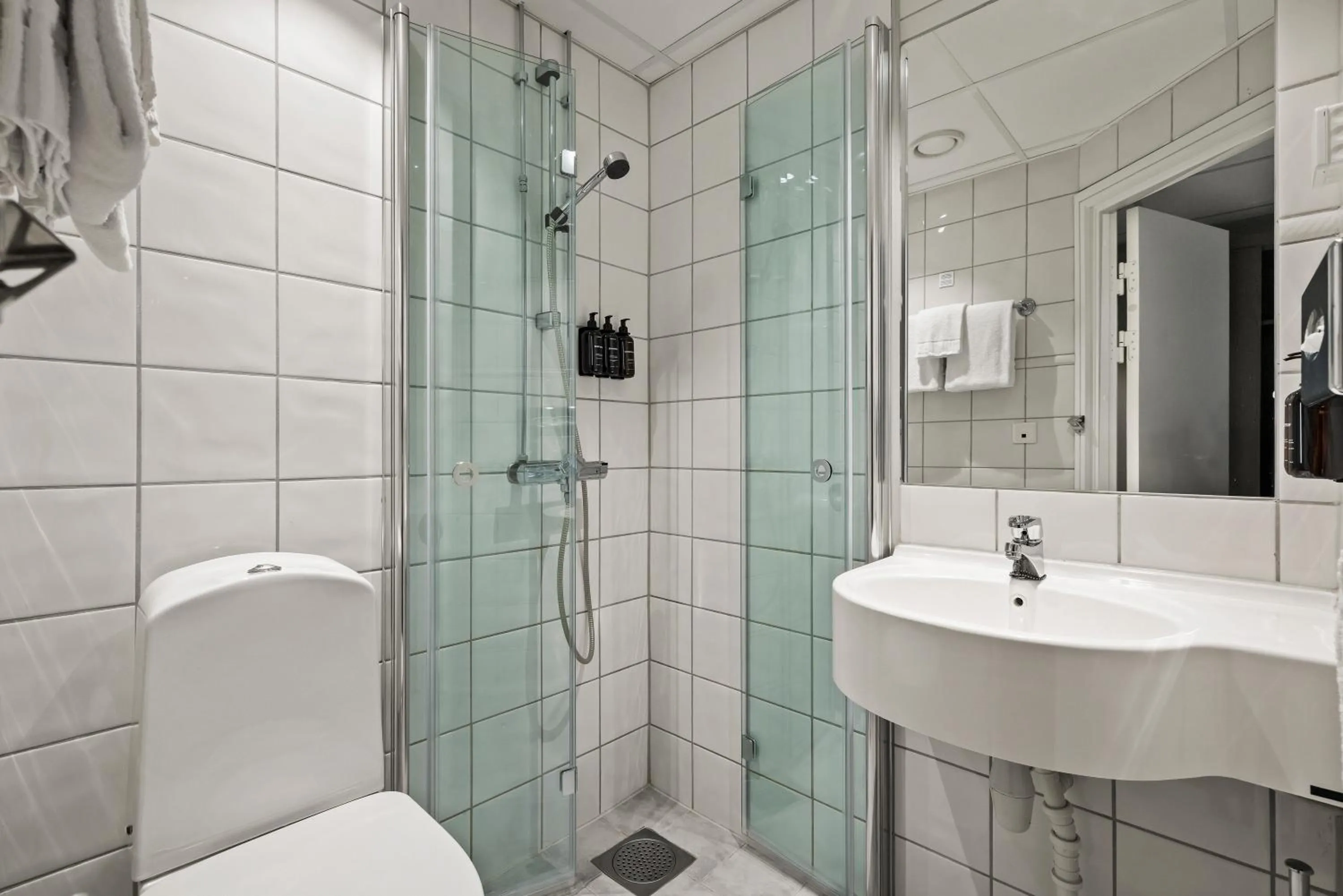 Shower in Home Hotel Bastion