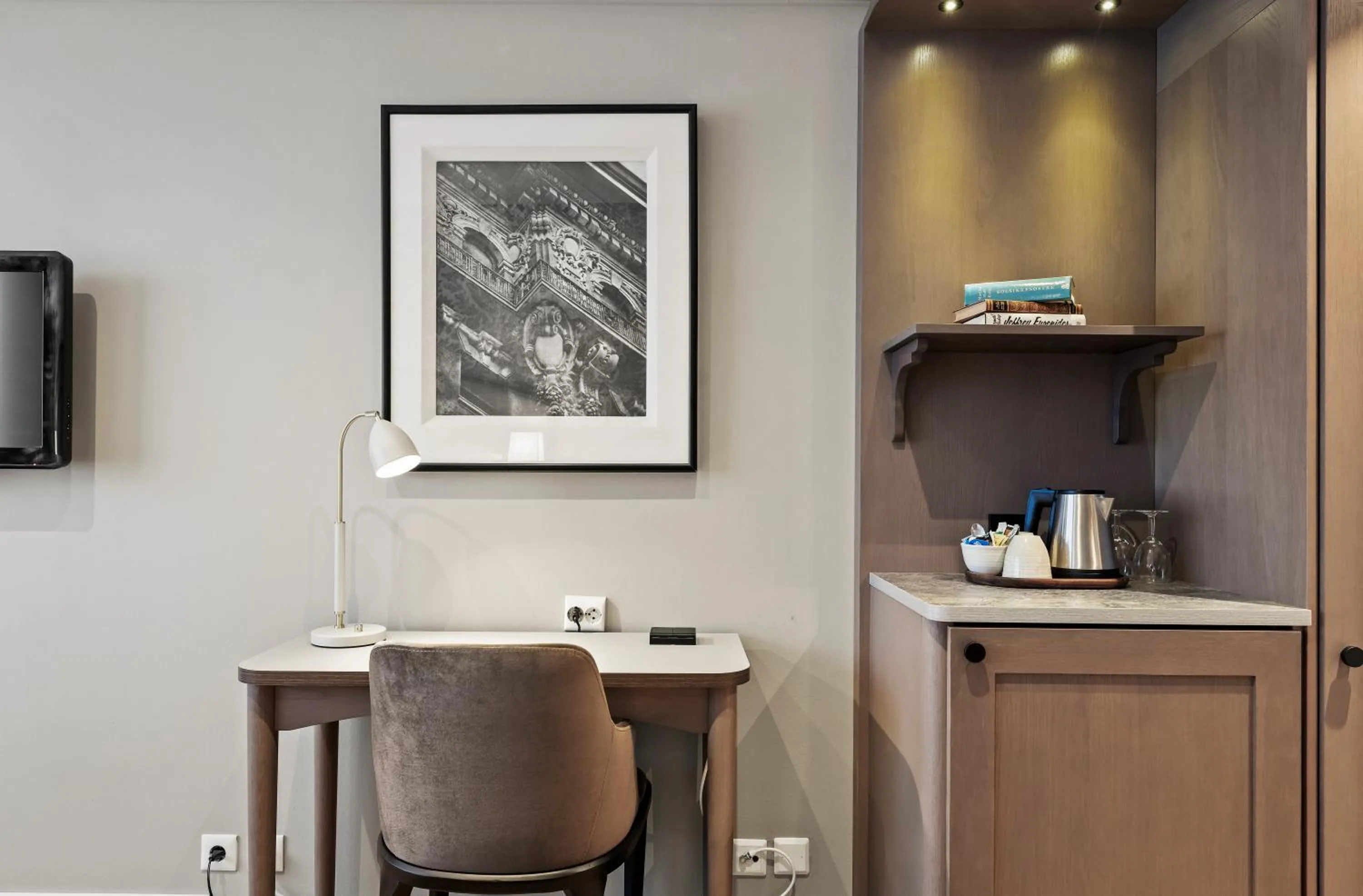 Coffee/tea facilities in Home Hotel Bastion