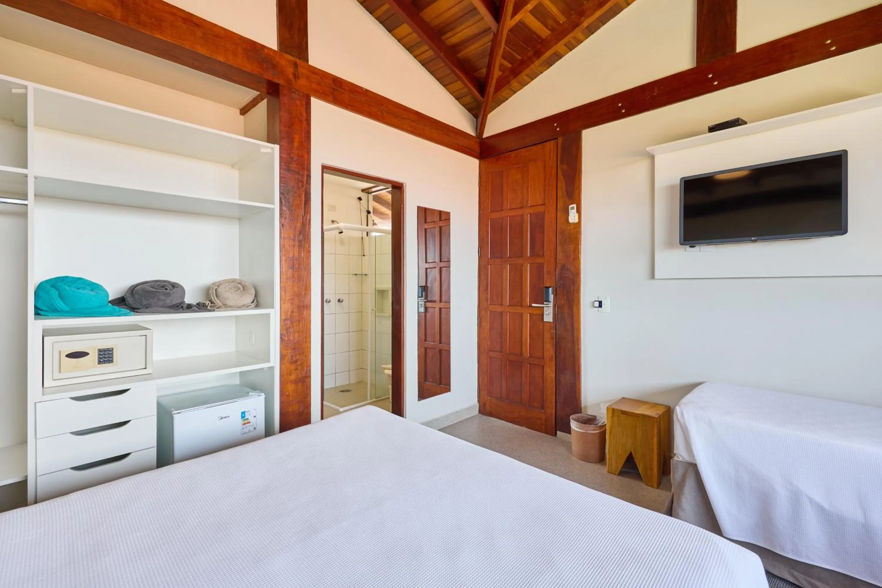 Photo of the whole room, Bed in Hotel Coquille