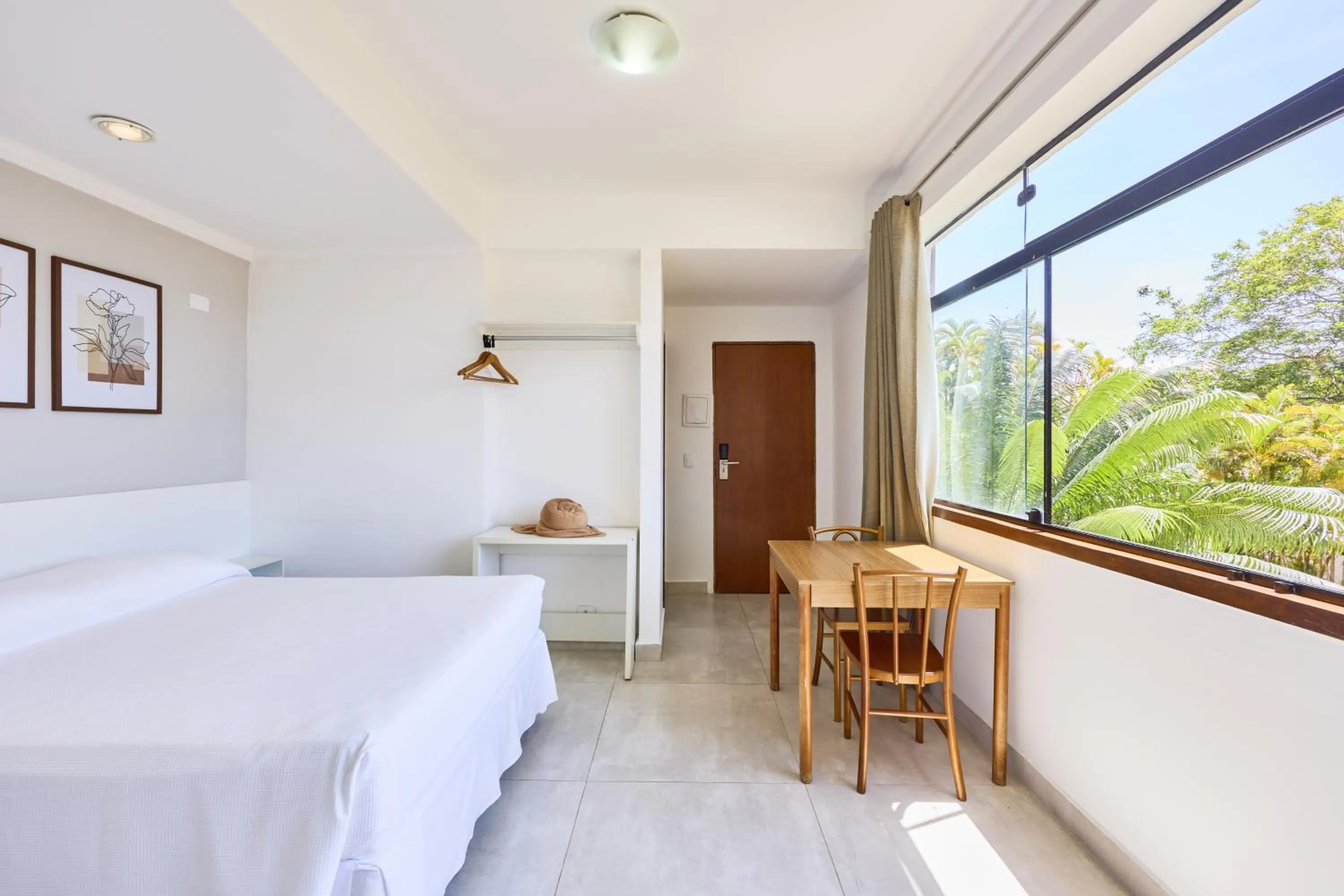 Photo of the whole room, Bed in Hotel Coquille