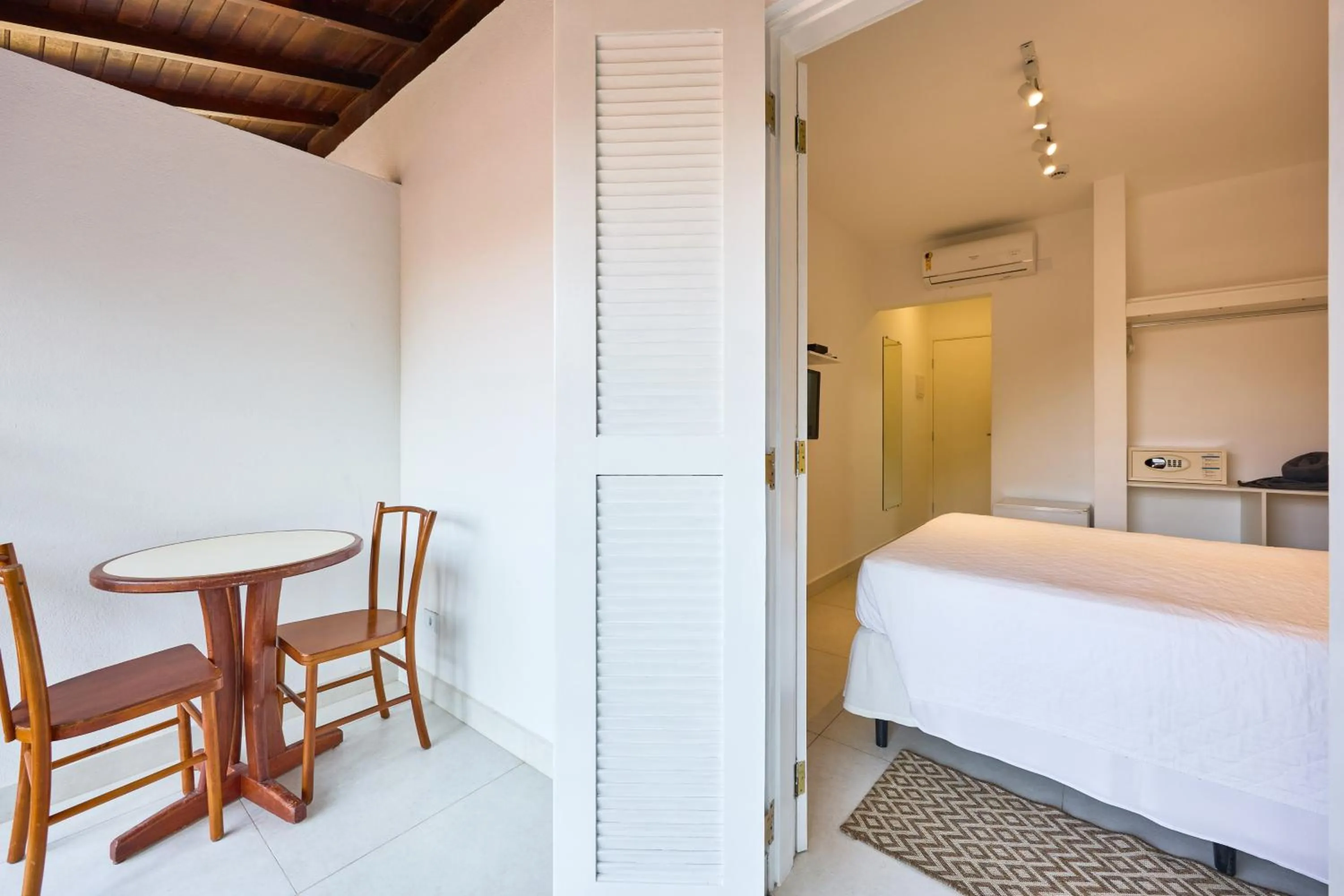 Balcony/Terrace, Bed in Hotel Coquille