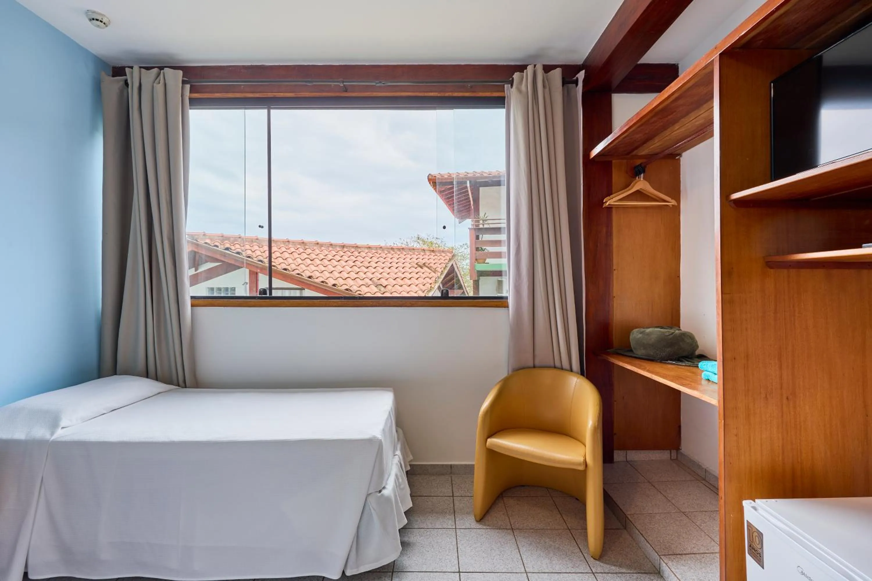 View (from property/room), Bed in Hotel Coquille