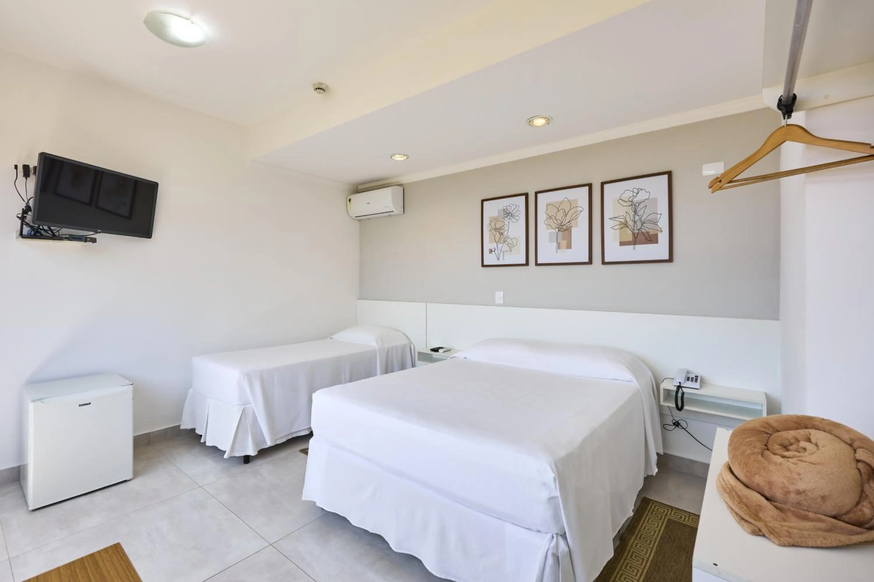 Photo of the whole room, Bed in Hotel Coquille