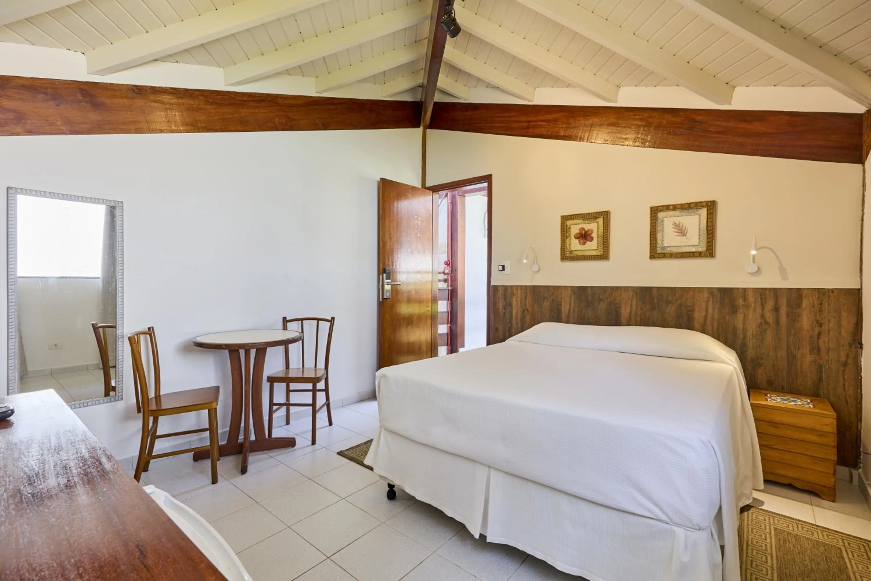 Photo of the whole room, Bed in Hotel Coquille