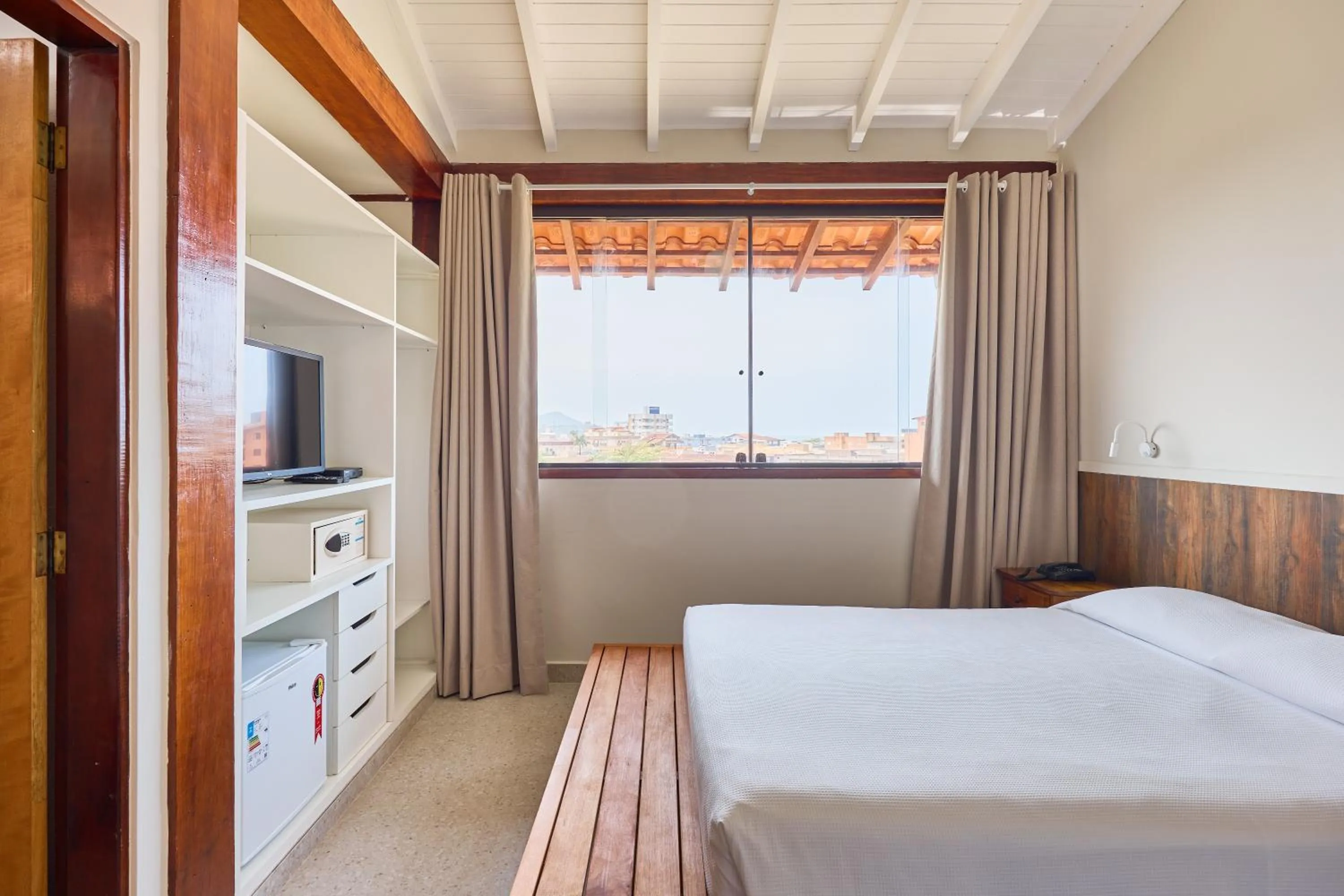 Photo of the whole room, Bed in Hotel Coquille