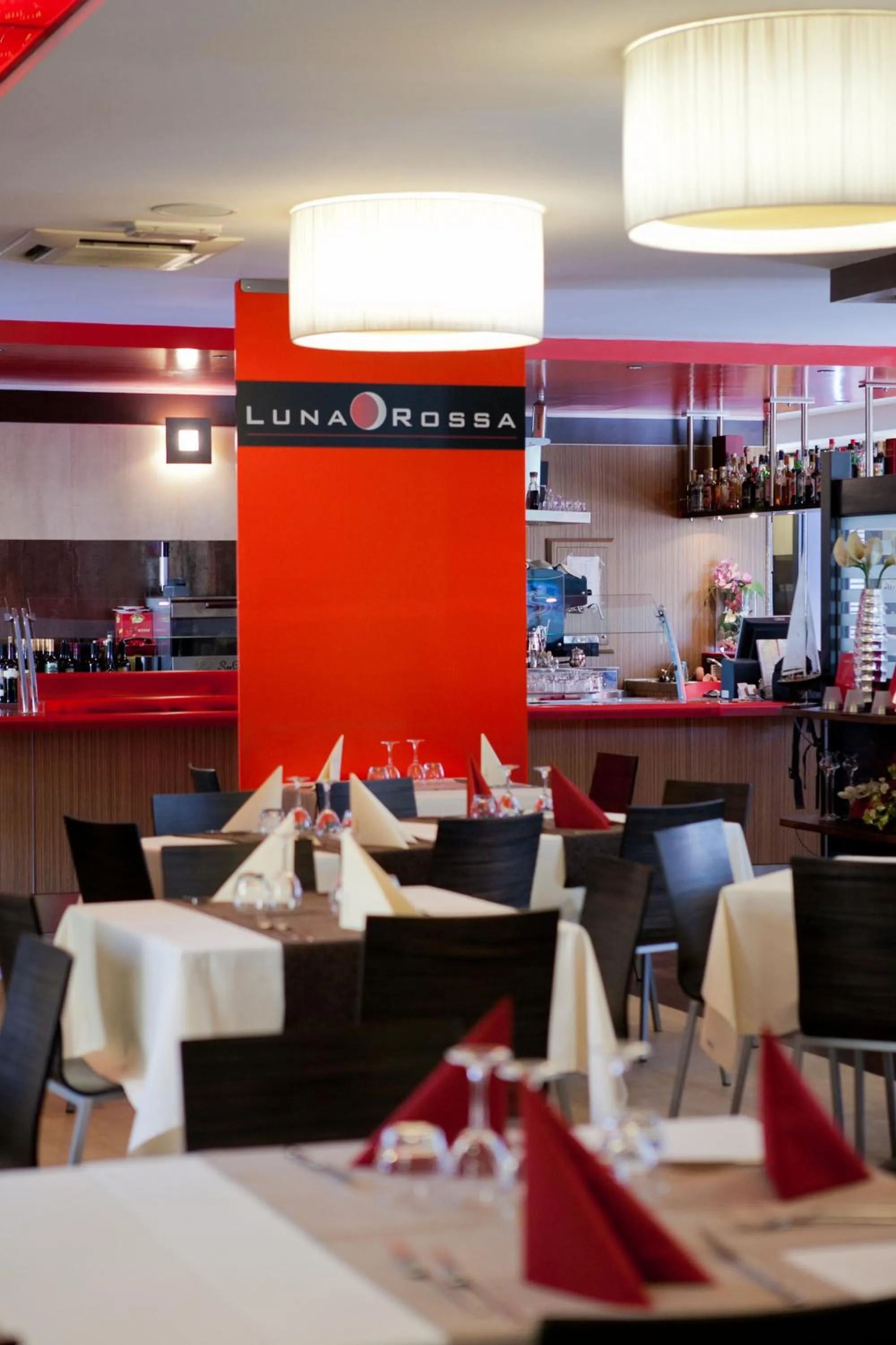 Restaurant/places to eat in Rama Palace Hotel