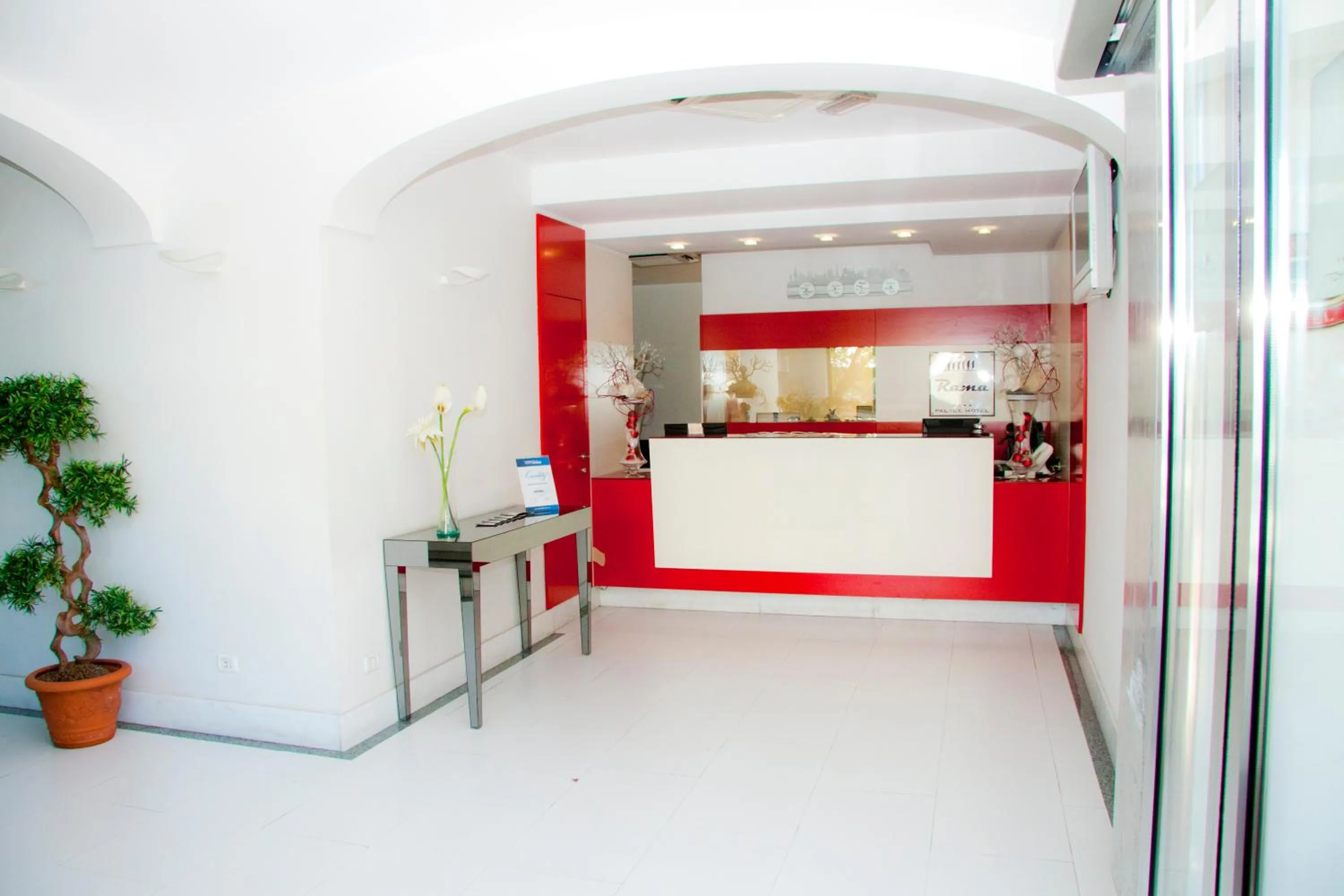 Communal lounge/ TV room in Rama Palace Hotel