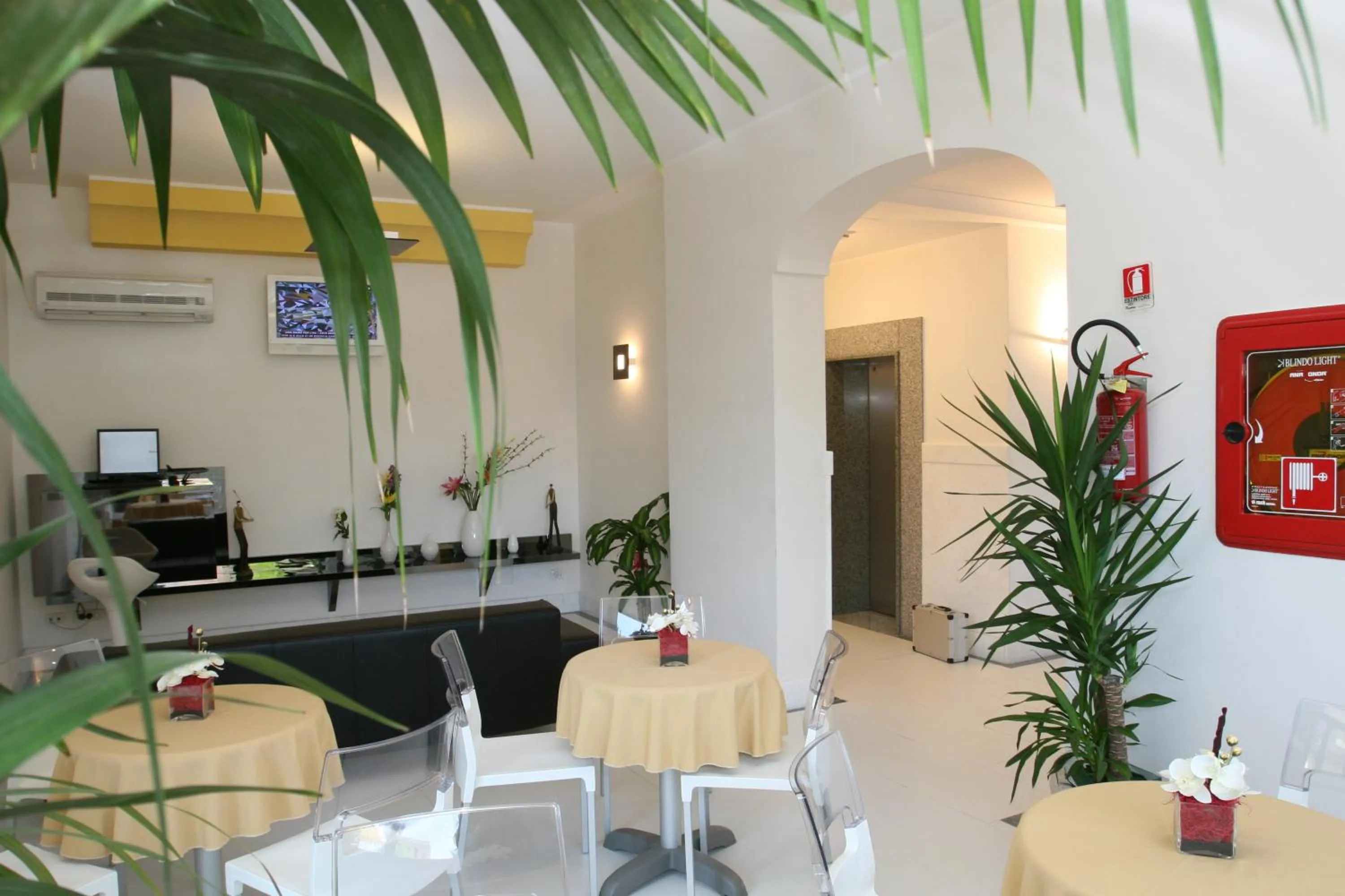 Communal lounge/ TV room in Rama Palace Hotel