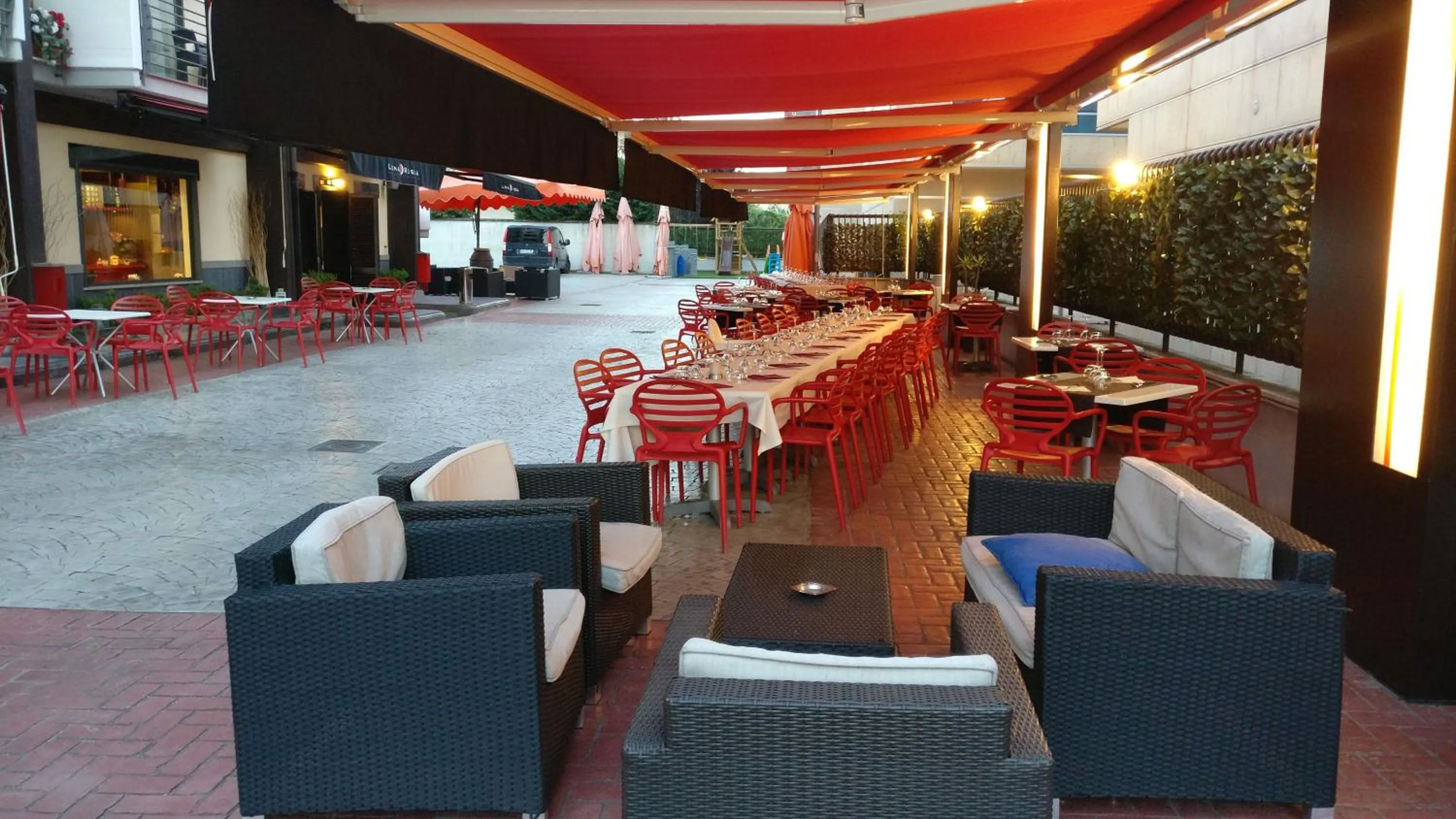 Restaurant/places to eat in Rama Palace Hotel