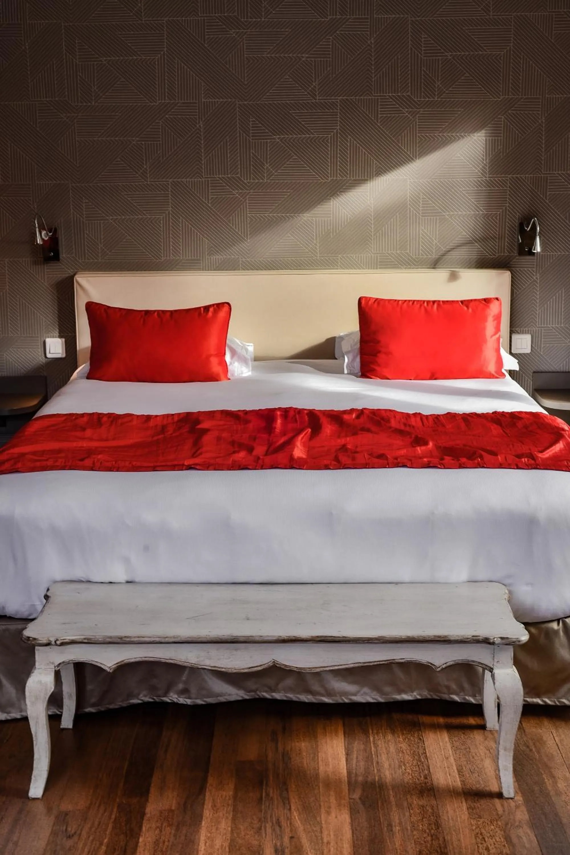 Bedroom, Bed in Hôtel Les Frères Ibarboure