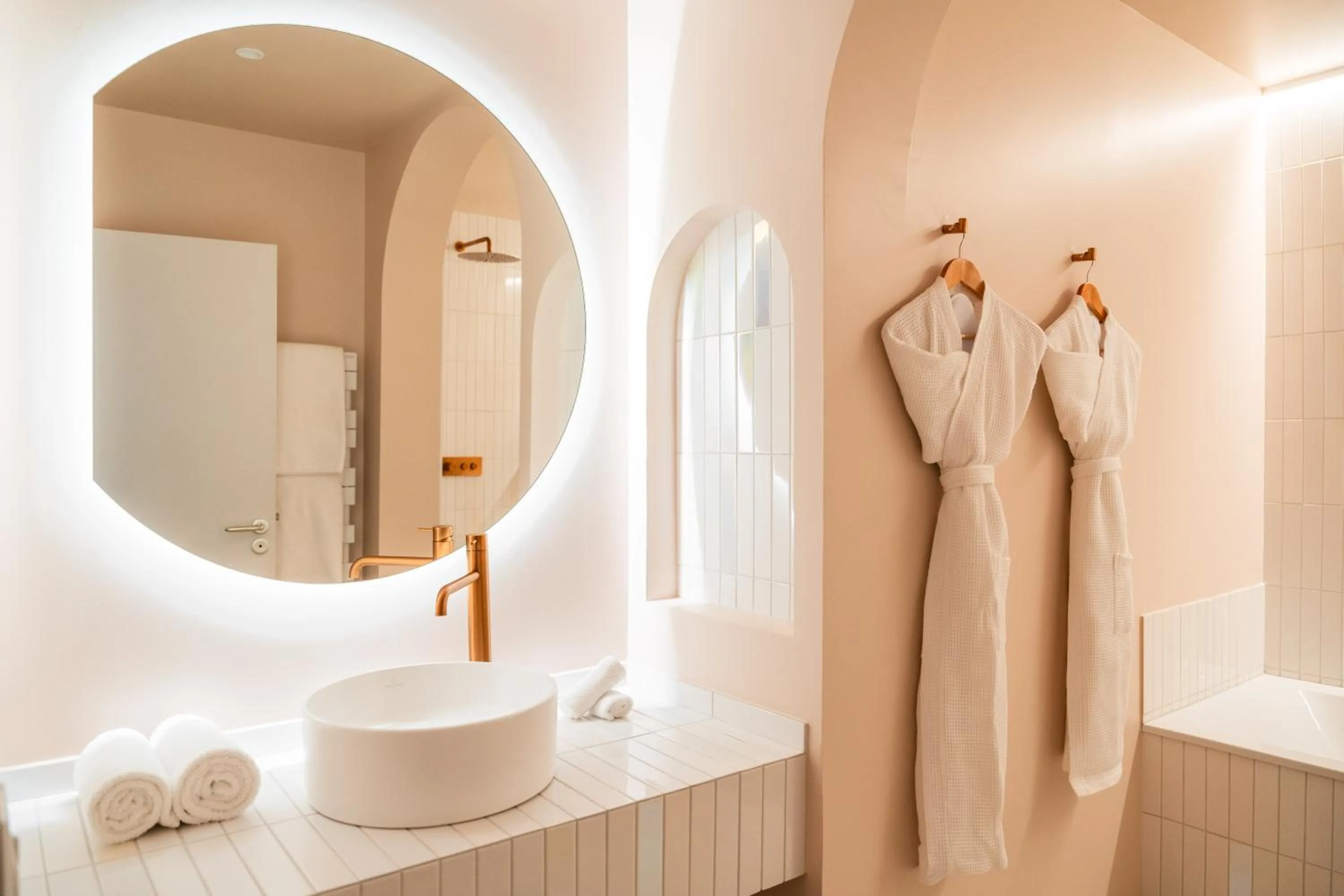 Shower in Hôtel Les Frères Ibarboure