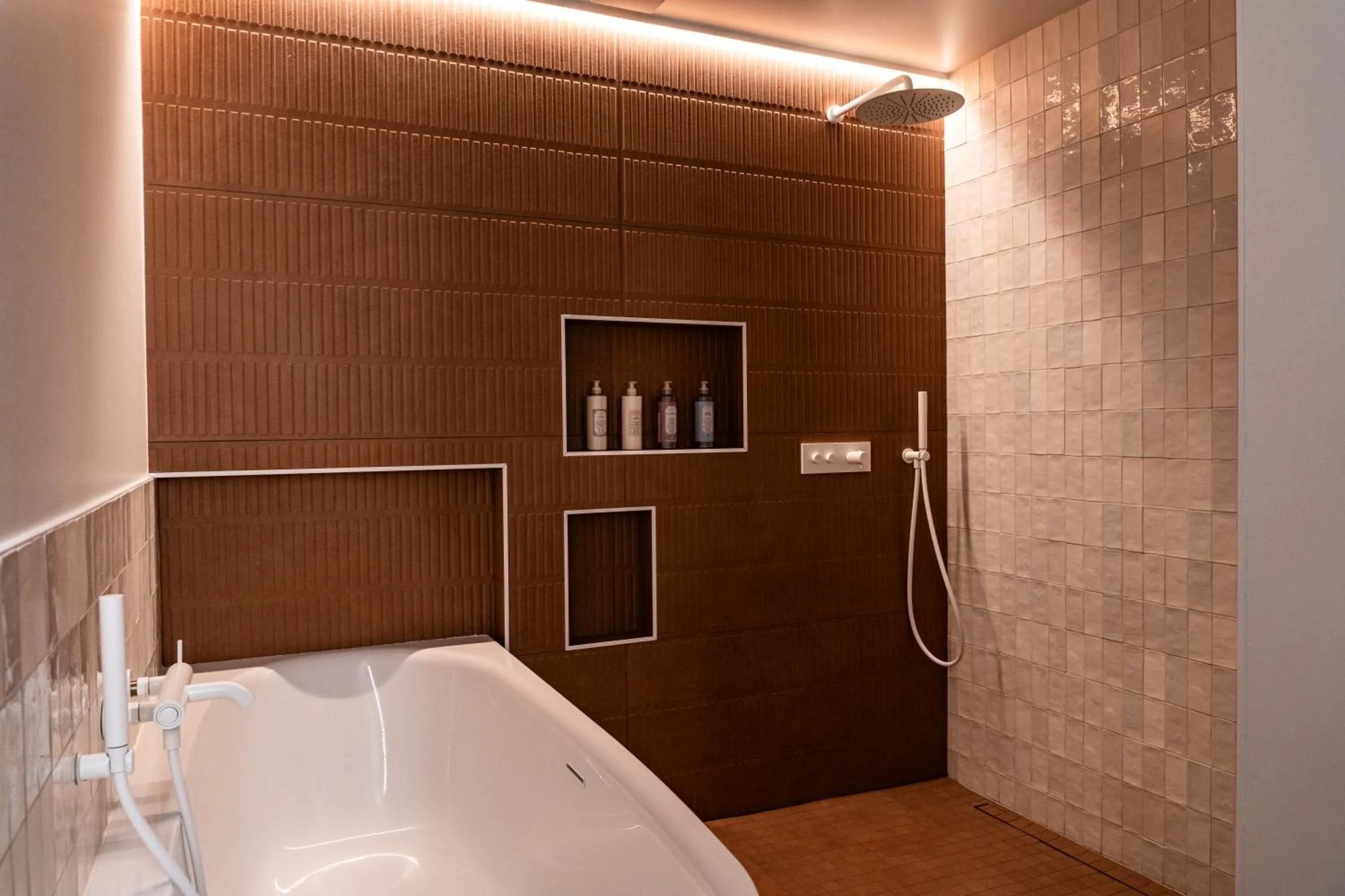 Bathroom in Hôtel Les Frères Ibarboure