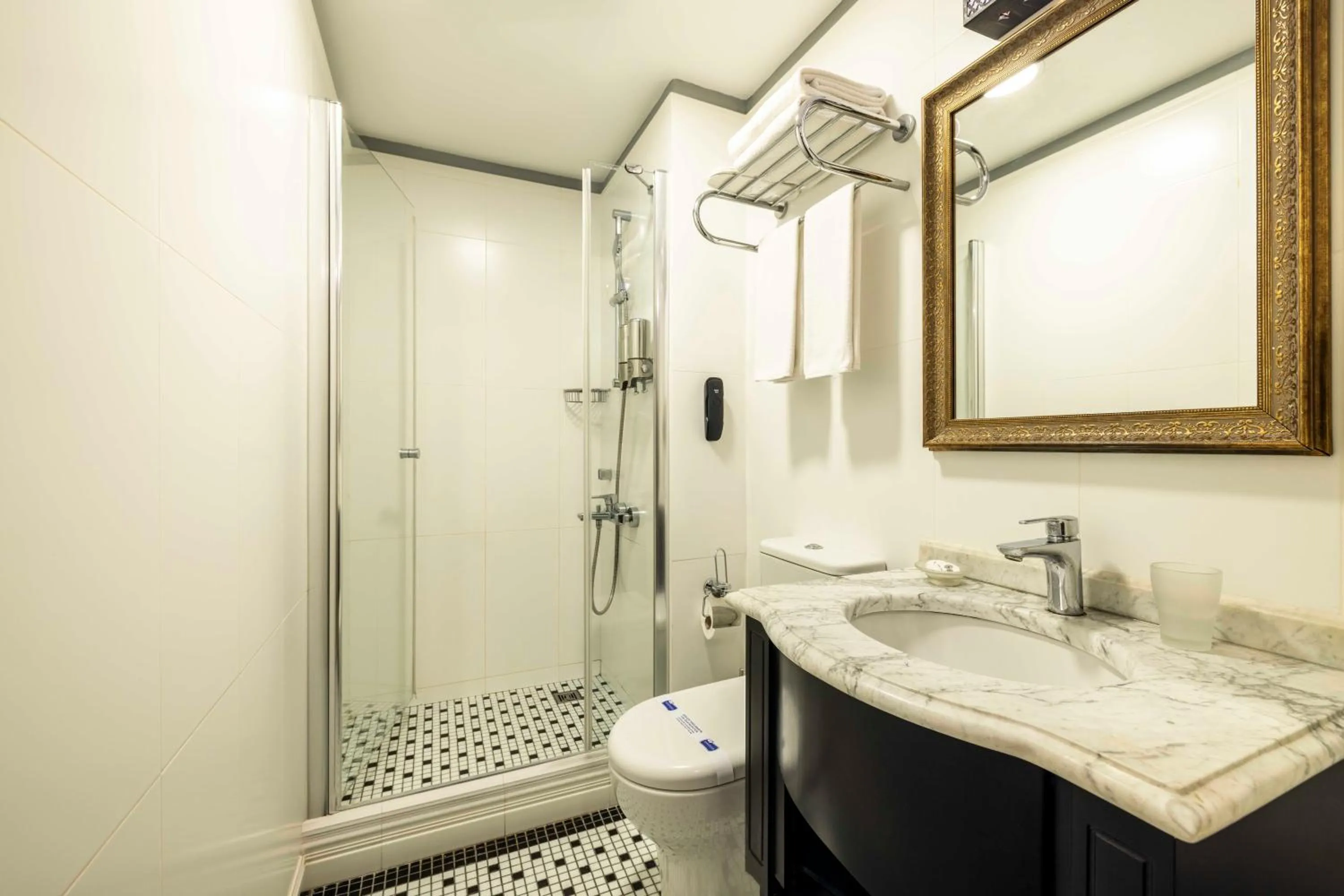 Raymond Hotel Old City