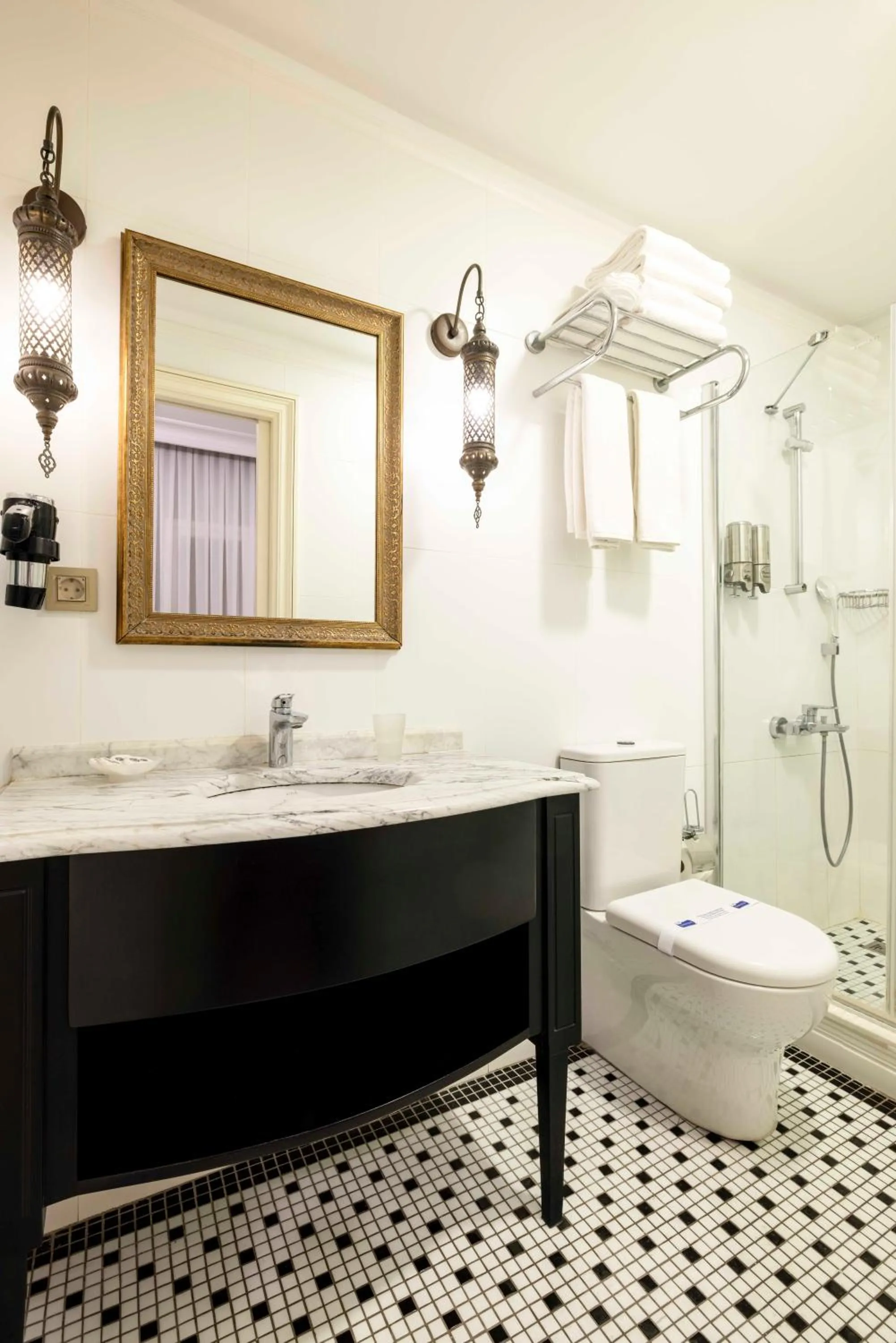 Toilet in Raymond Hotel Old City