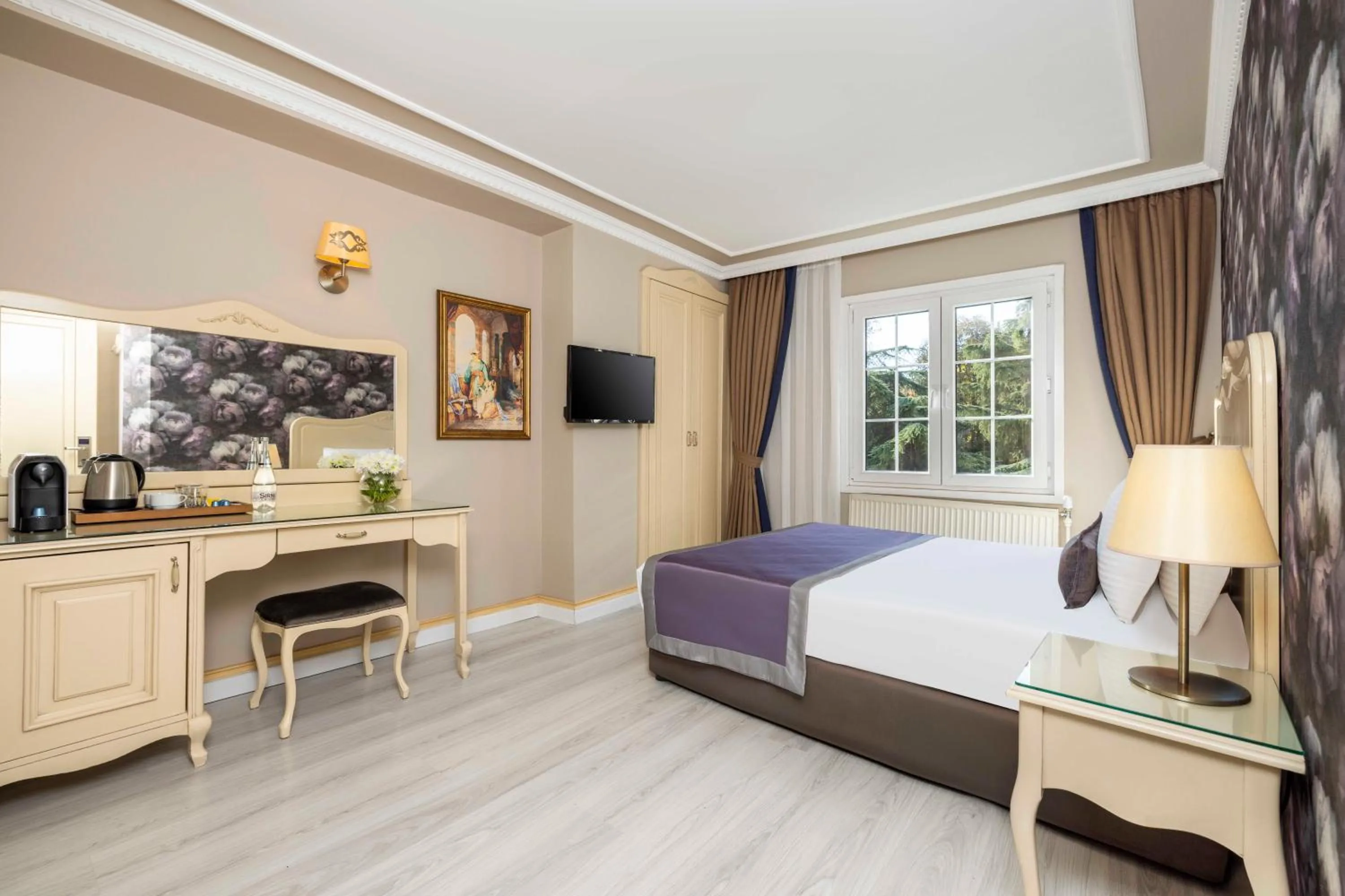 Bed in Raymond Hotel Old City