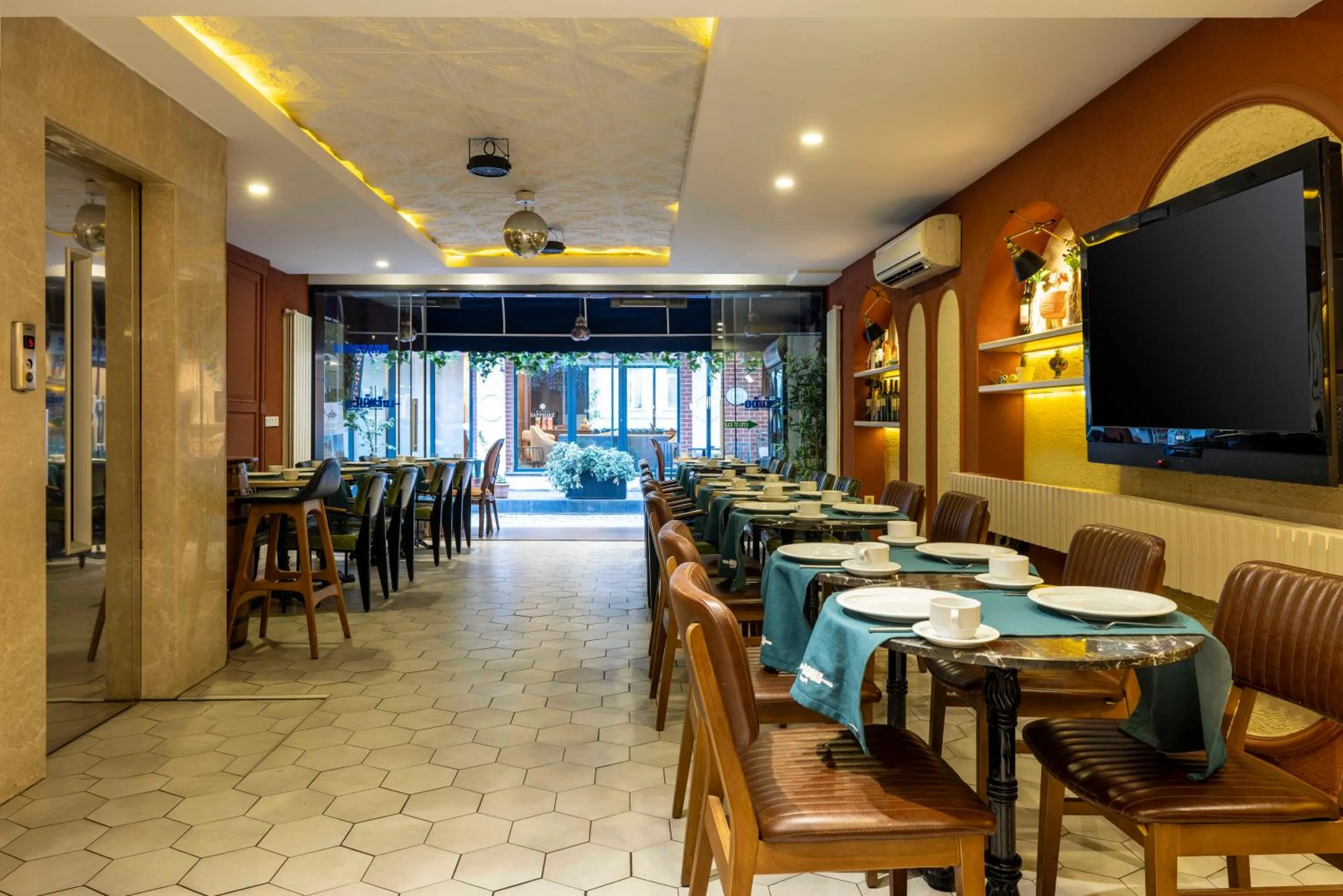 Restaurant/places to eat in Raymond Hotel Old City