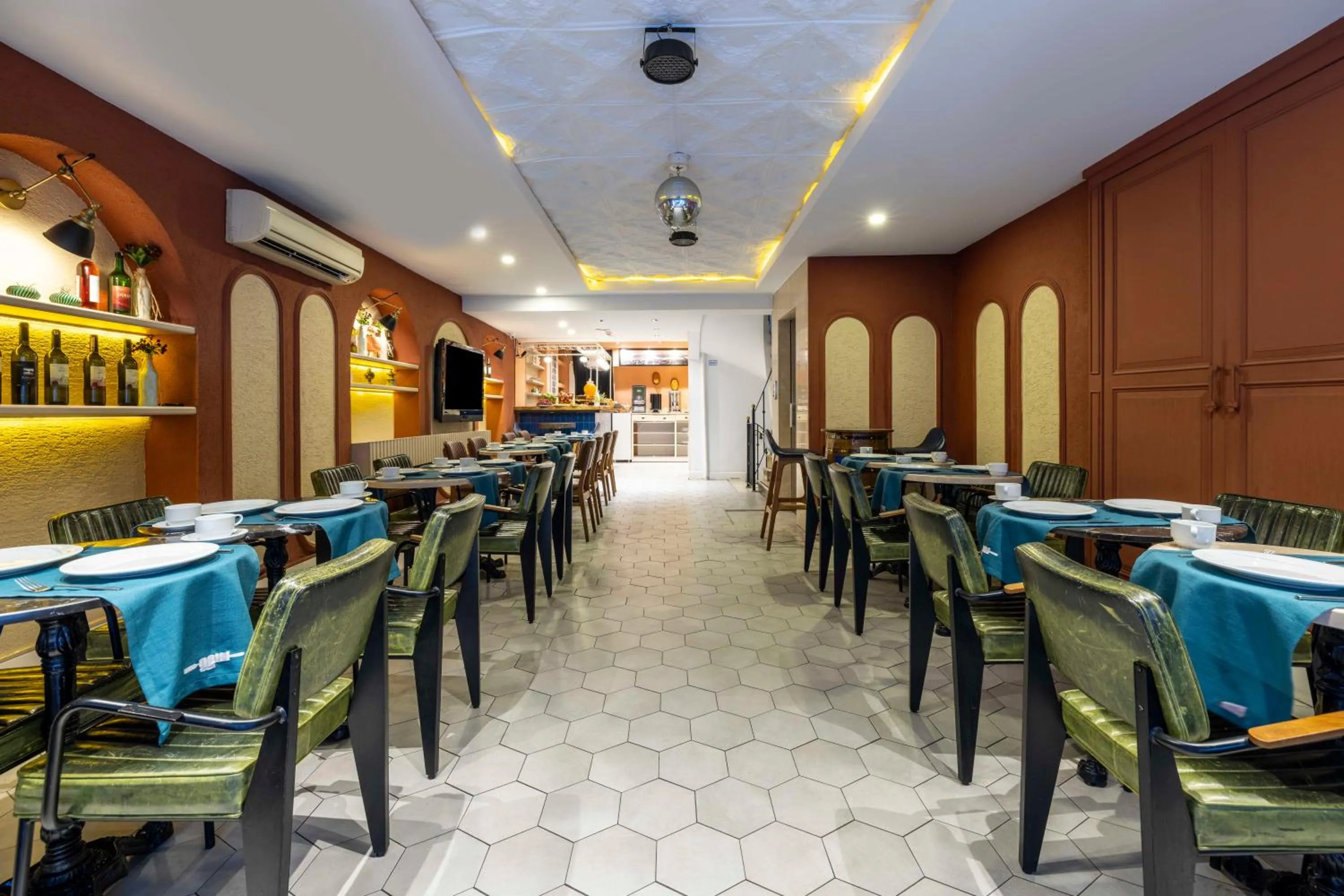 Restaurant/places to eat in Raymond Hotel Old City