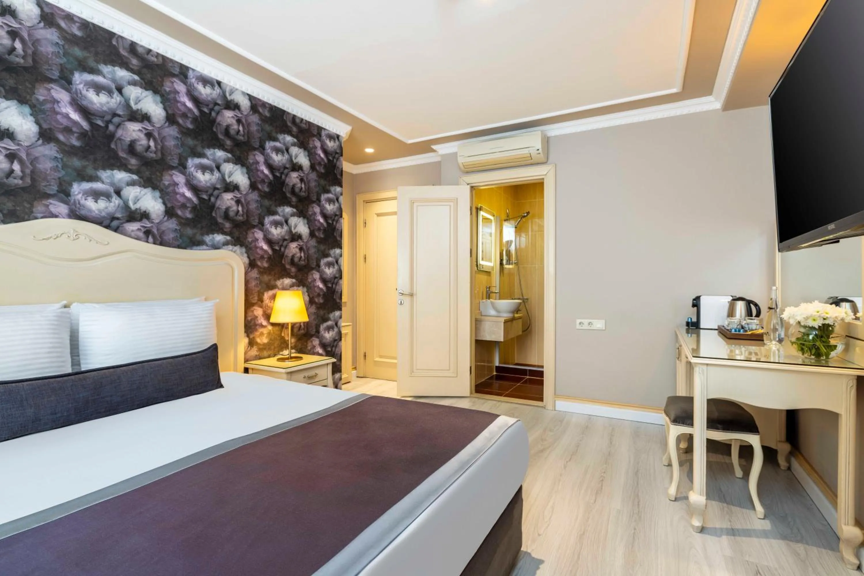 Bed in Raymond Hotel Old City