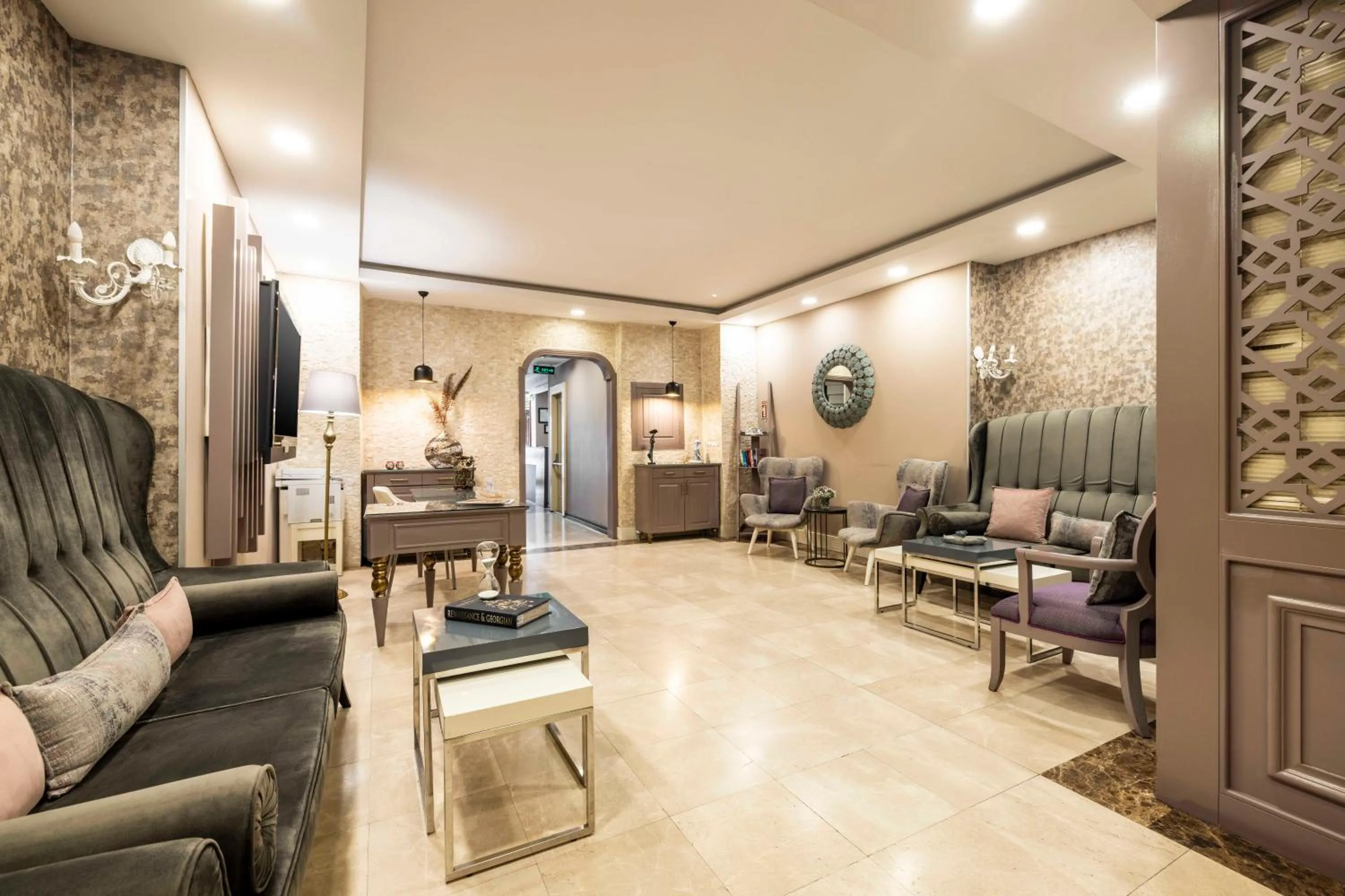 Seating area in Raymond Hotel Old City