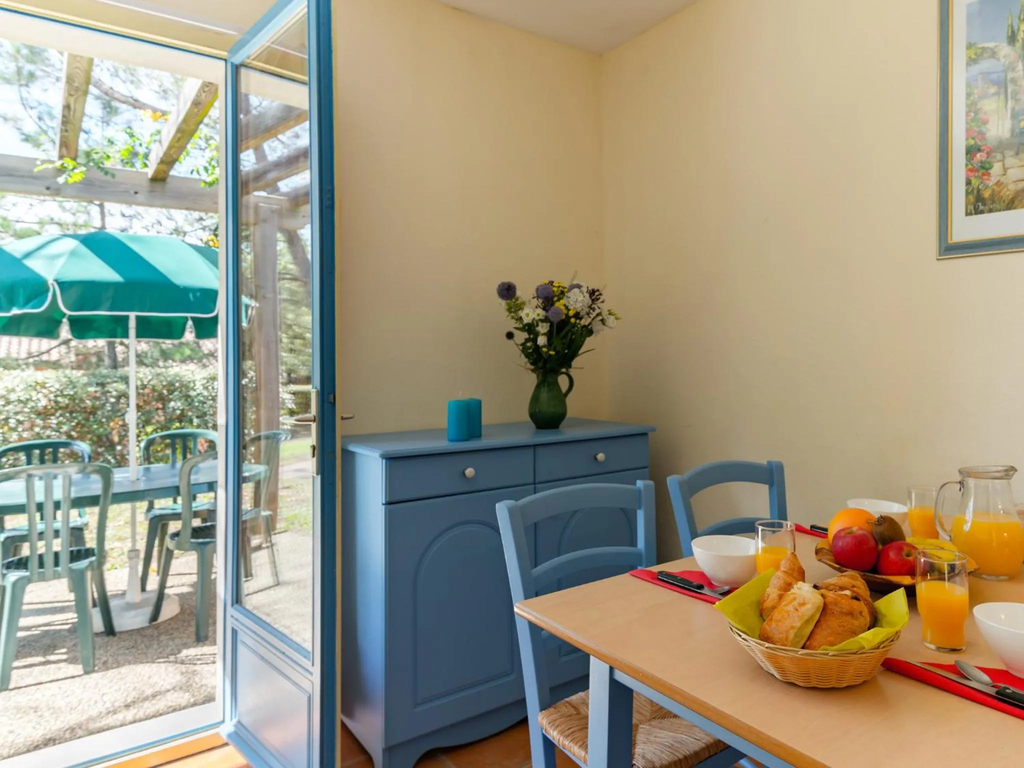 Dining area in Lagrange Vacances Les Mazets de Gaujac