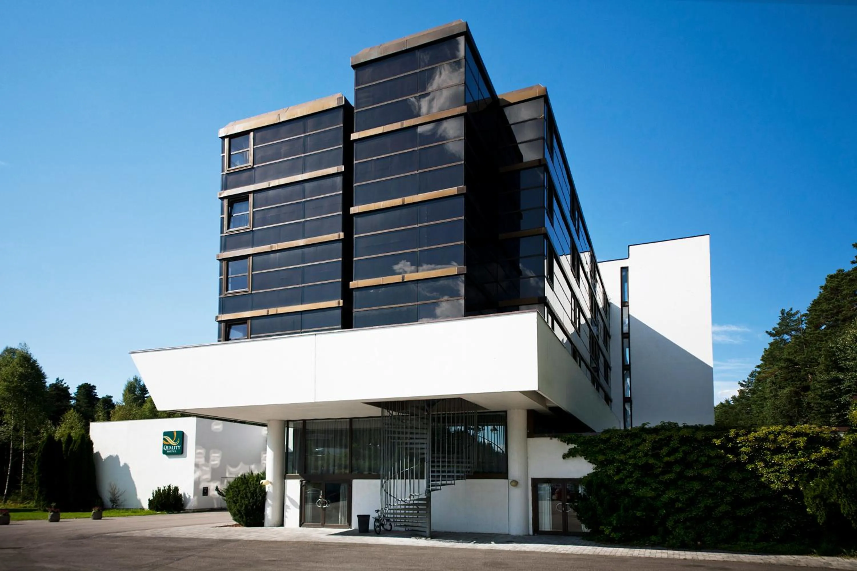 Property building in Quality Hotel Entry