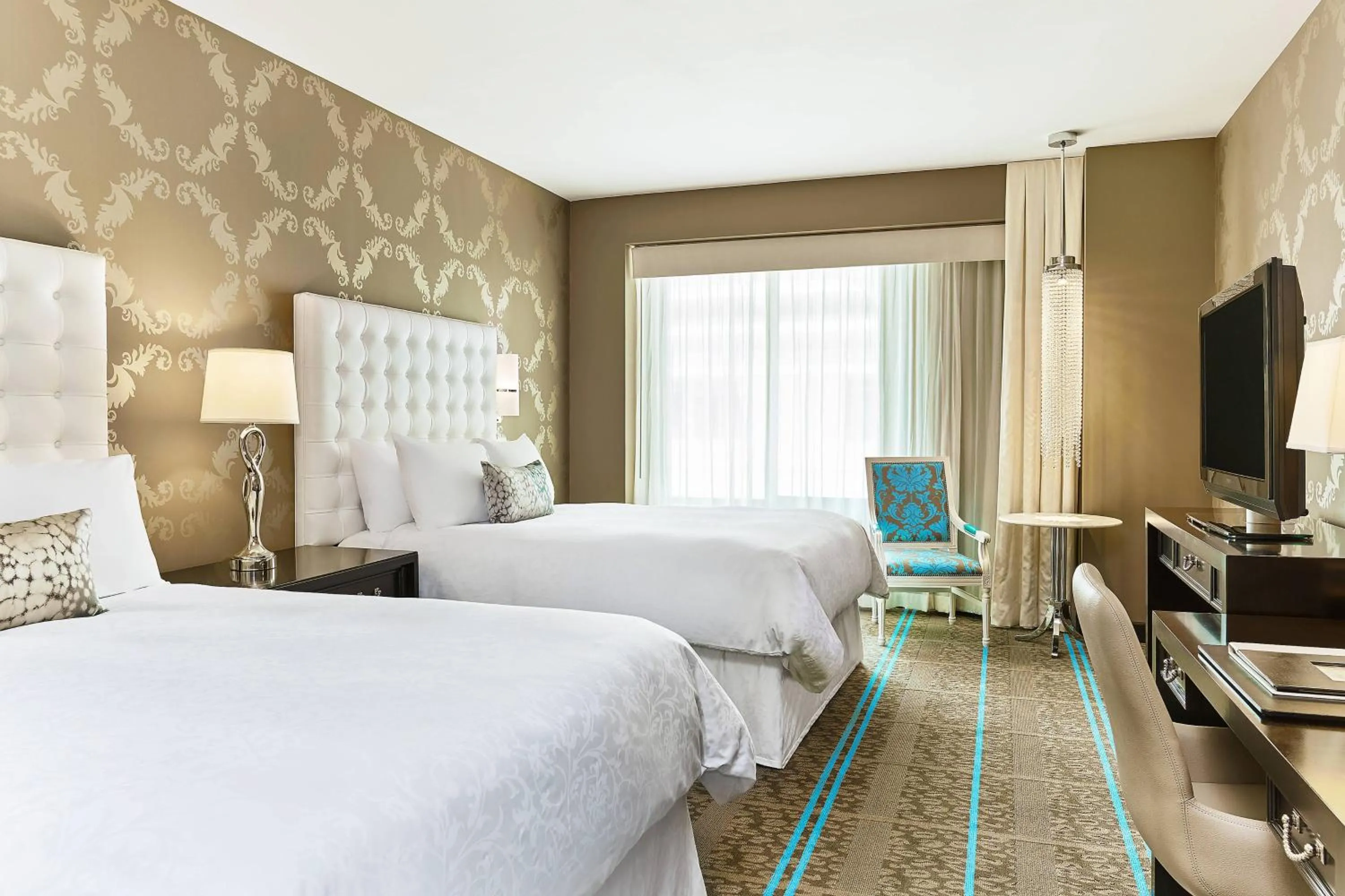 Photo of the whole room, Bed in The Nines, a Luxury Collection Hotel, Portland