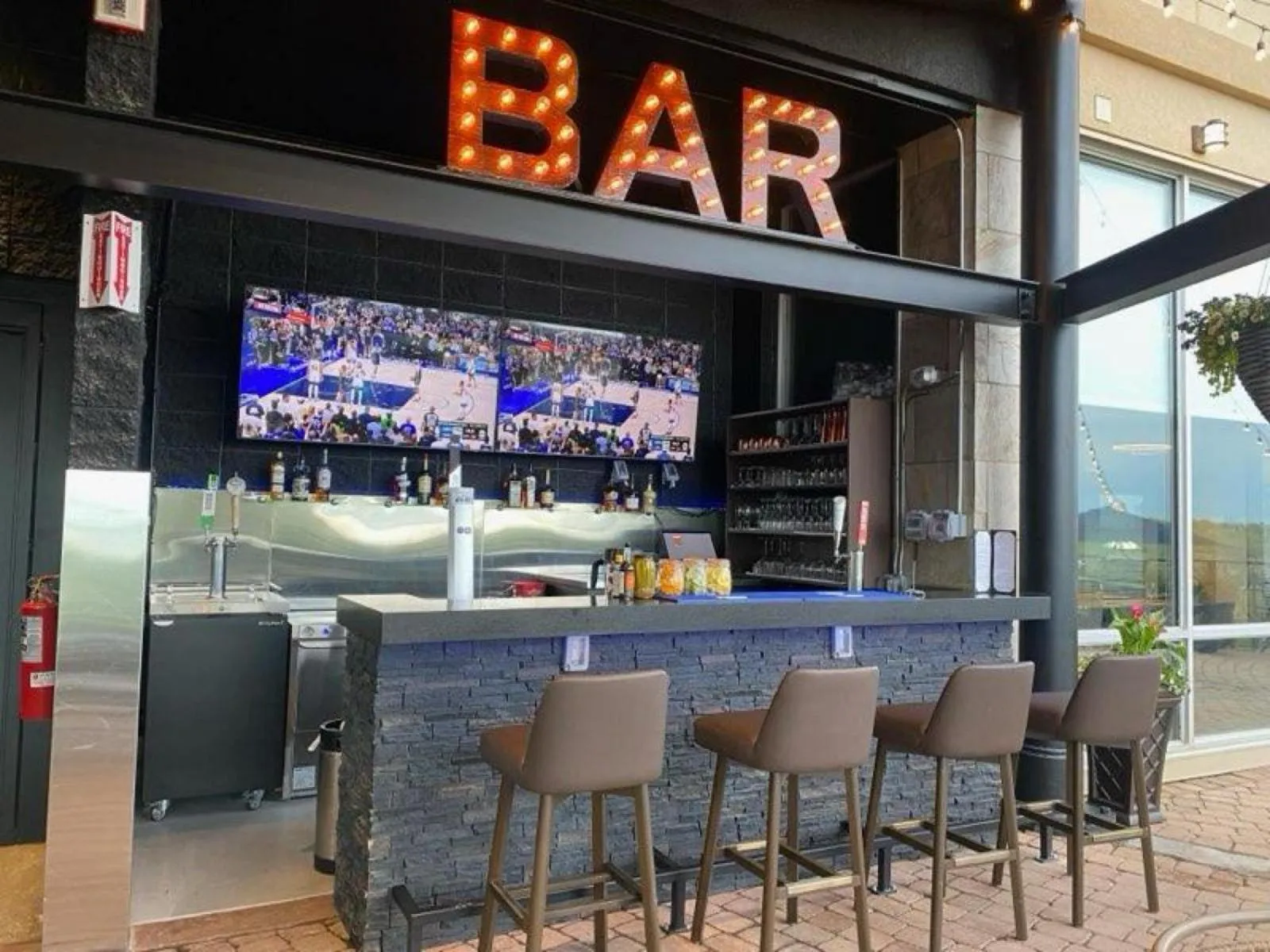 Restaurant/places to eat in Courtyard by Marriott Edmonton Downtown