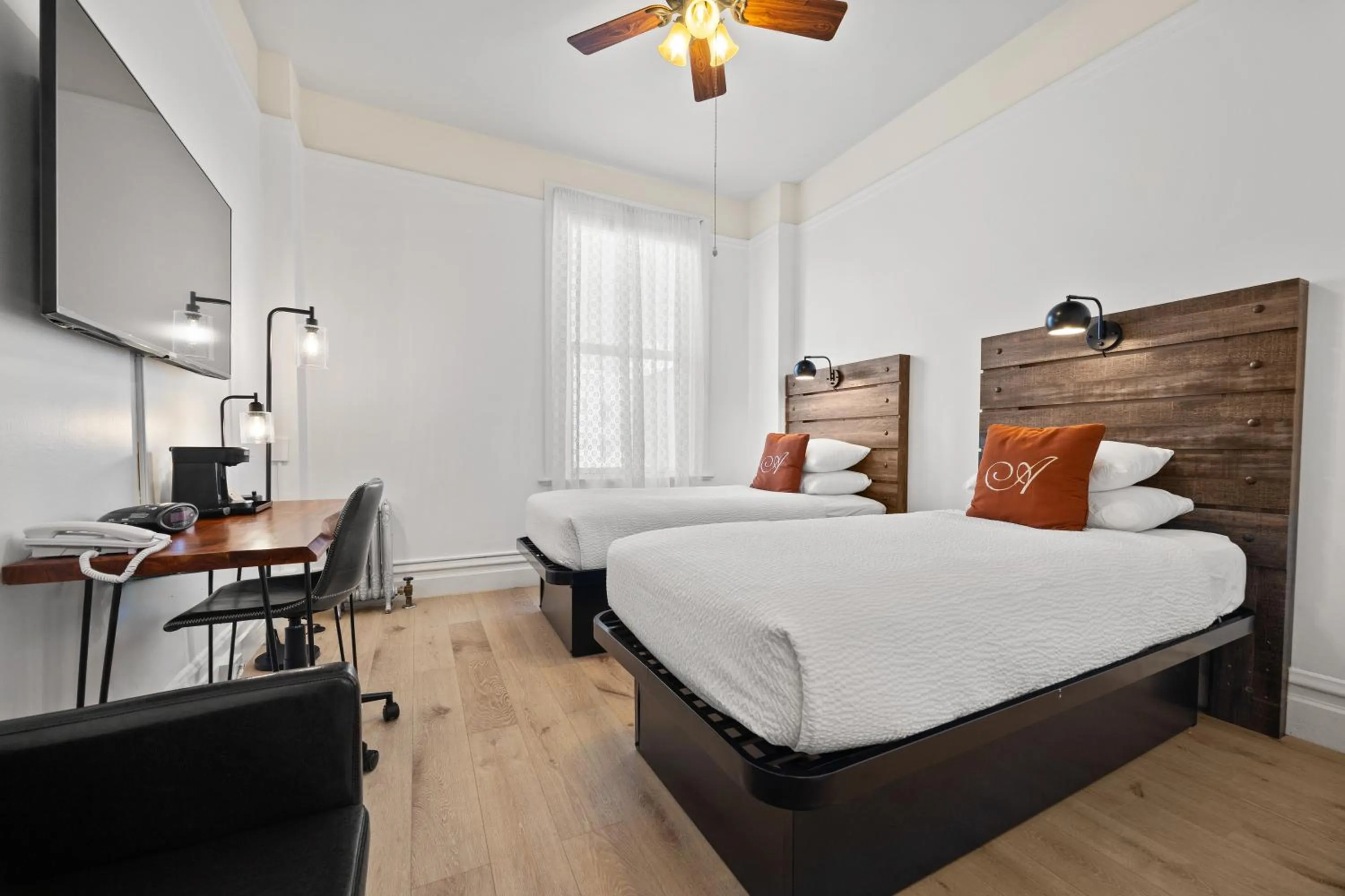 Photo of the whole room, Bed in The Andrews Hotel