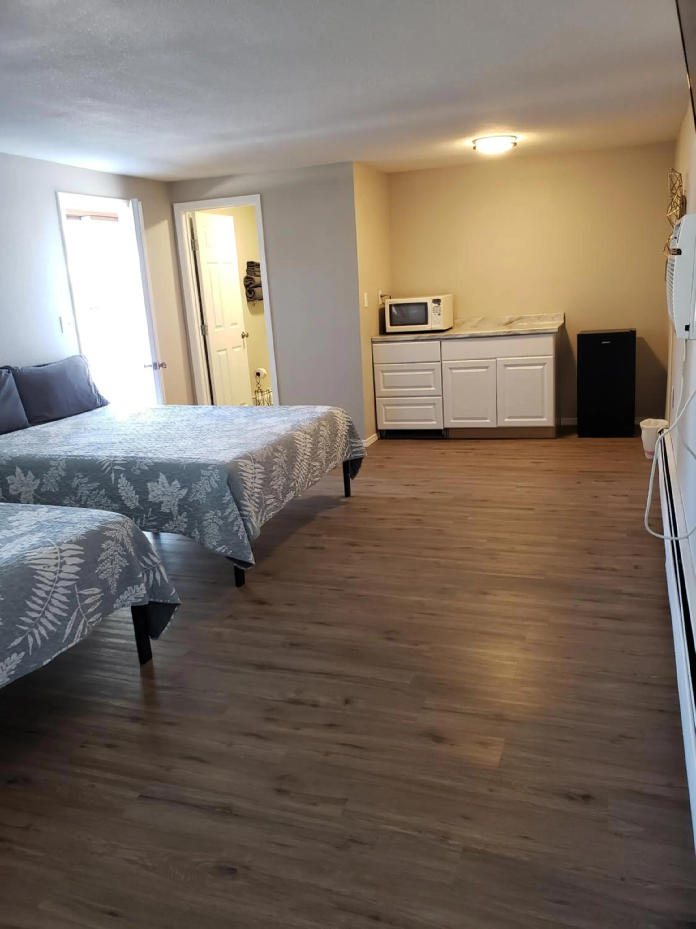 Bed in Golden Arrow Motel