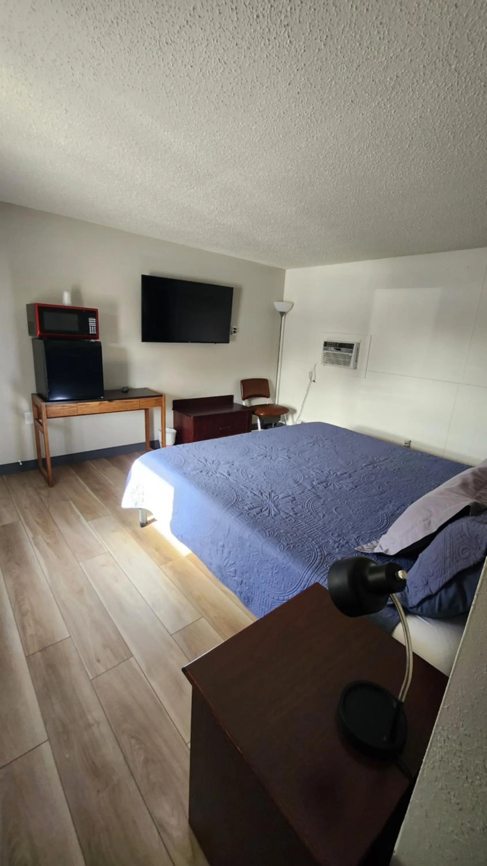 Bed in Golden Arrow Motel