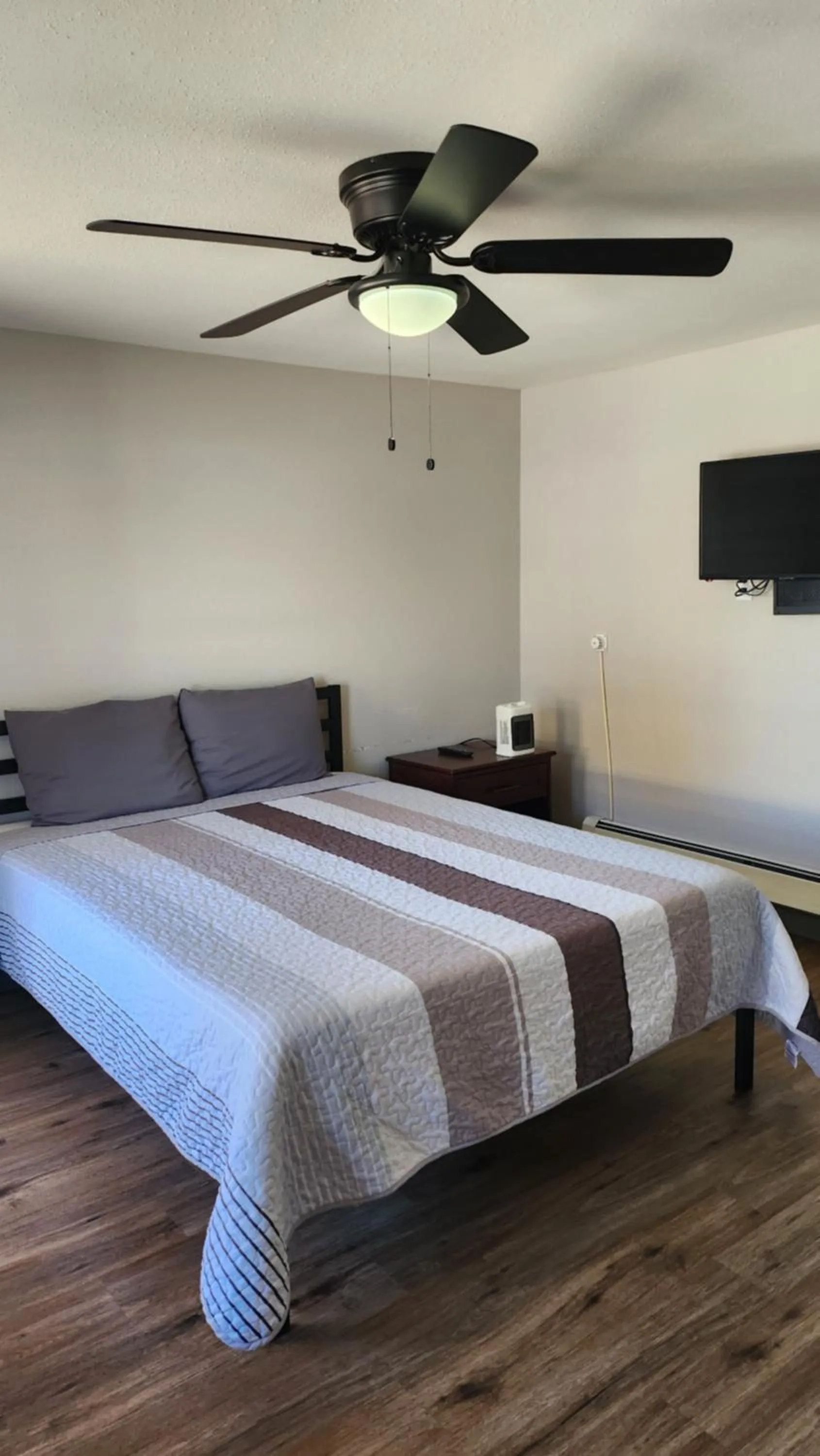 Bed in Golden Arrow Motel