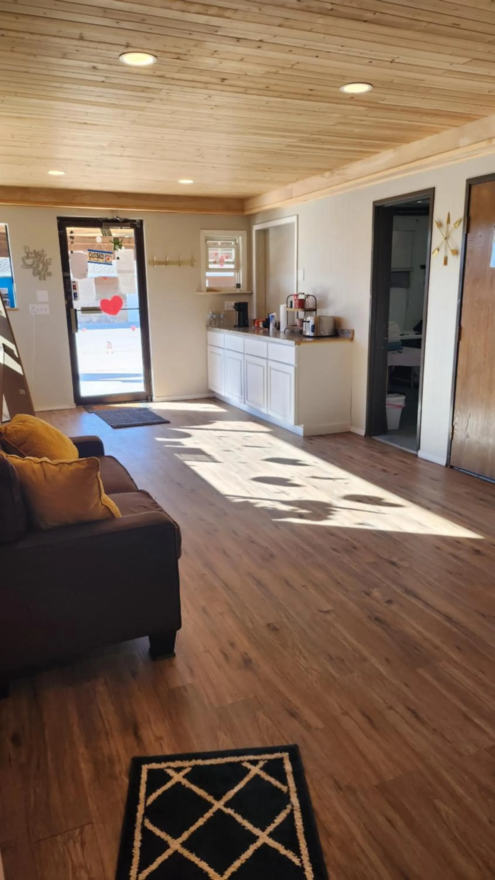 Coffee/tea facilities in Golden Arrow Motel