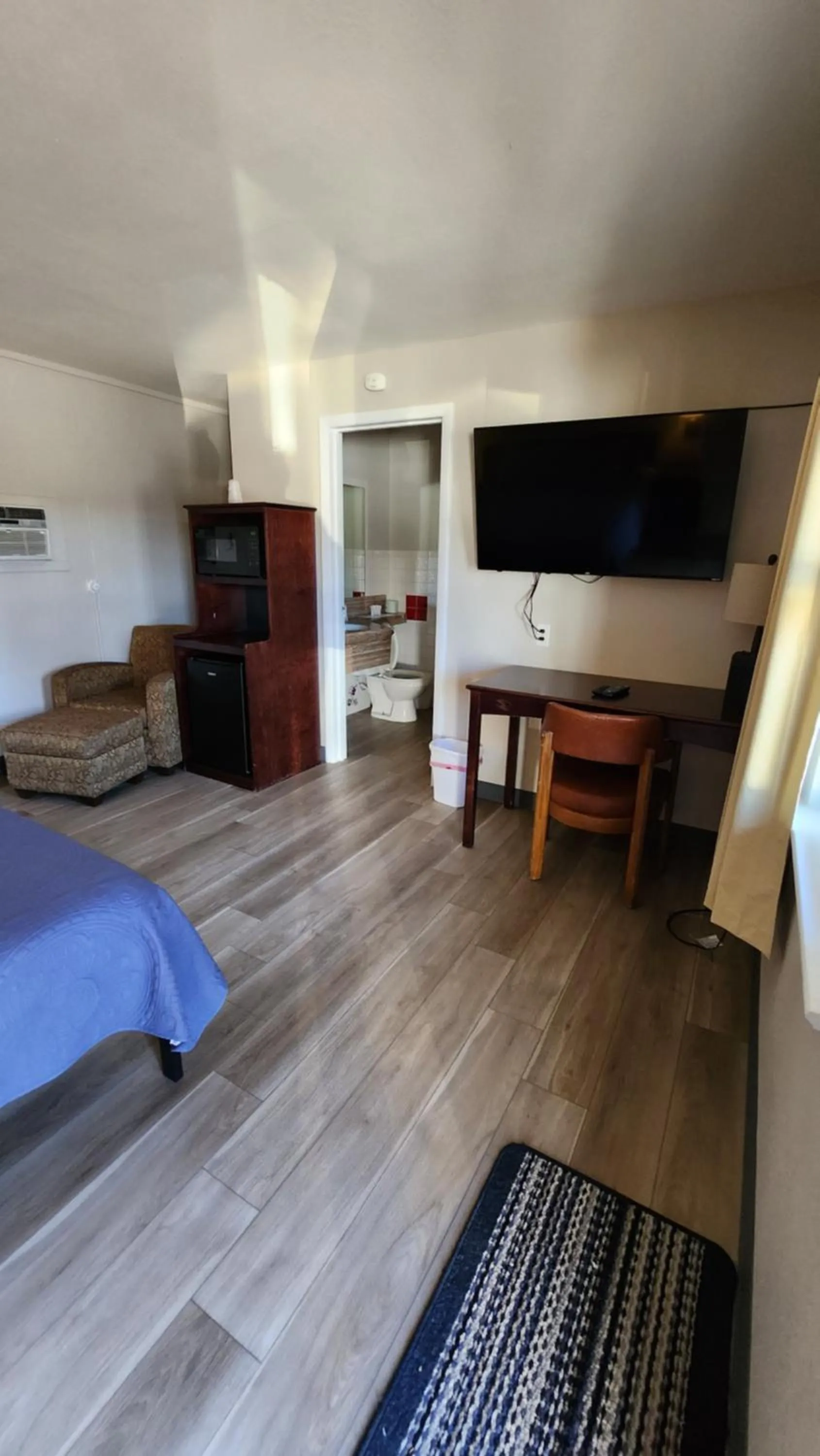 Bed in Golden Arrow Motel