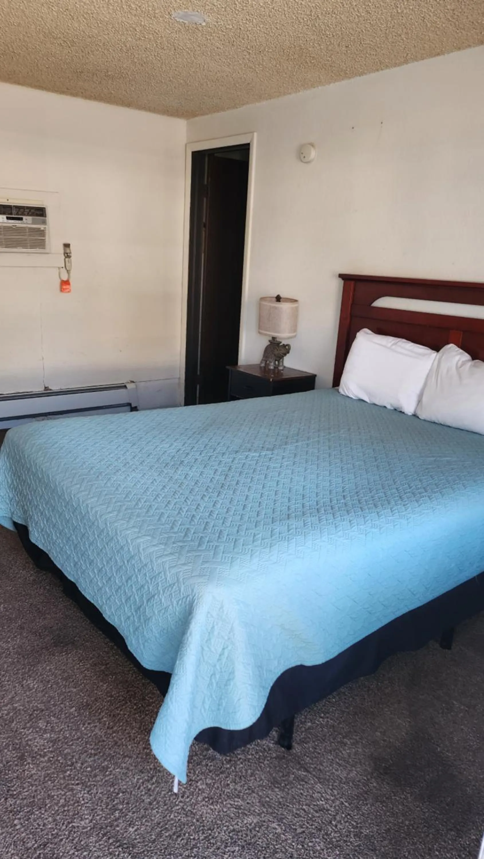 Photo of the whole room, Bed in Golden Arrow Motel