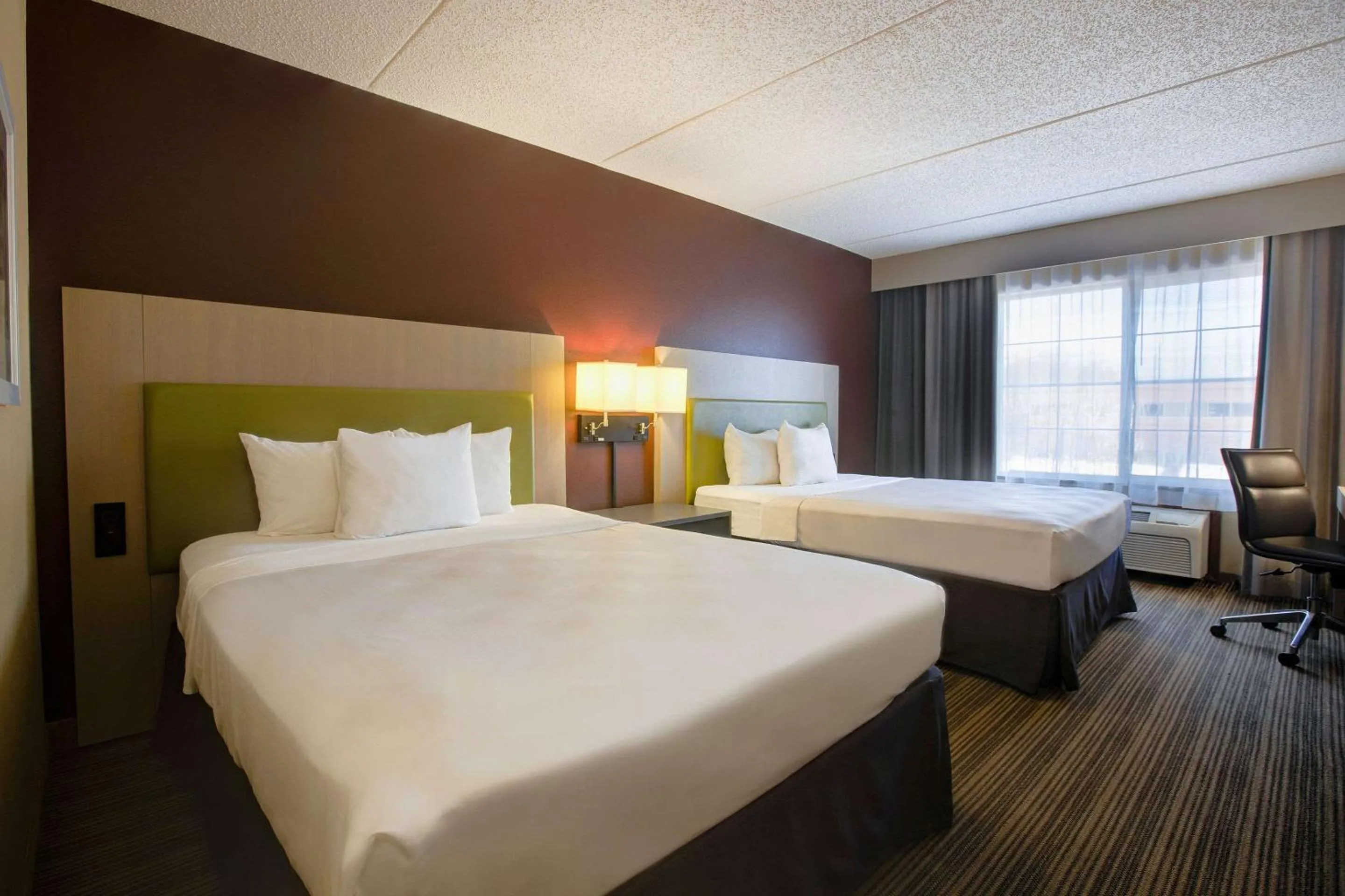 Bedroom, Bed in Comfort Inn & Suites St Paul Northeast
