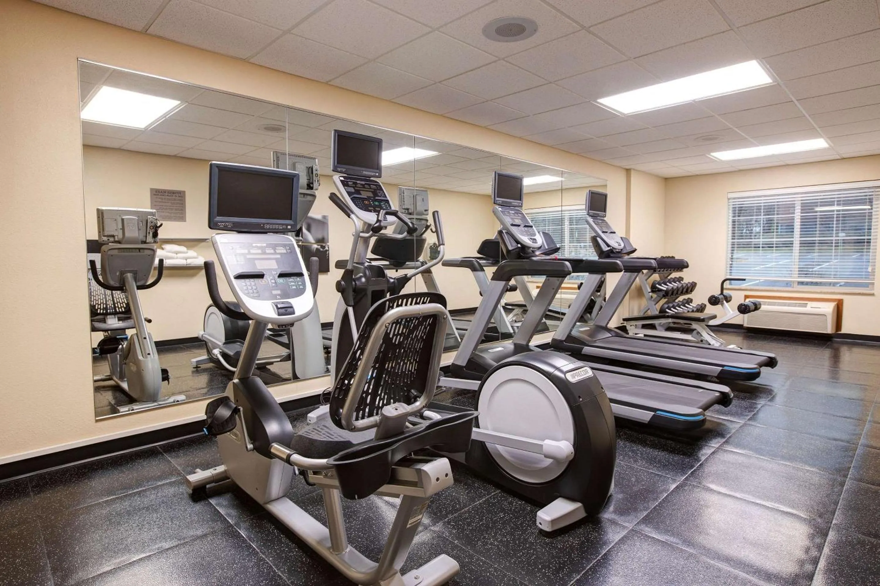 Fitness centre/facilities in Comfort Inn & Suites St Paul Northeast