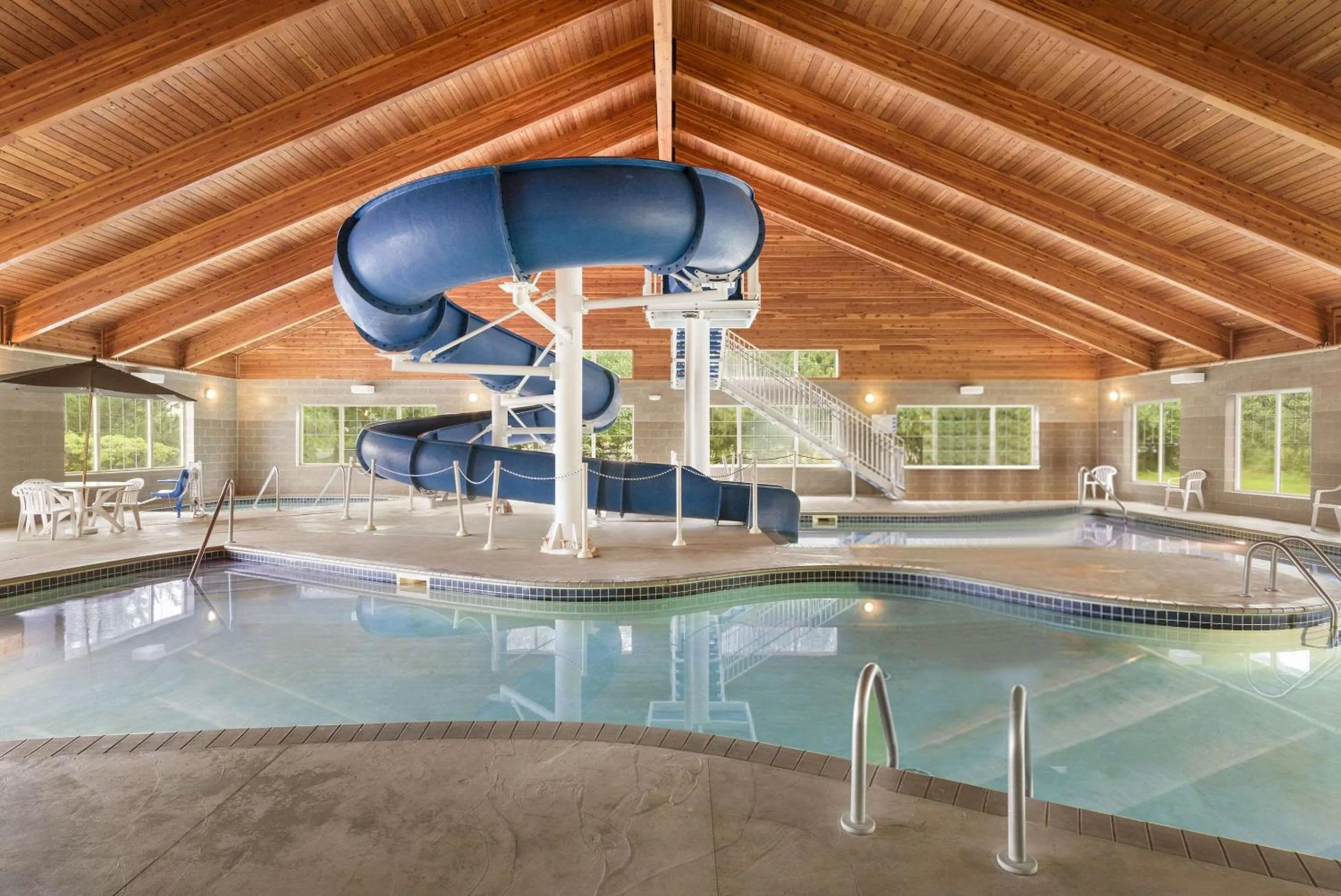 Swimming pool in Comfort Inn & Suites St Paul Northeast